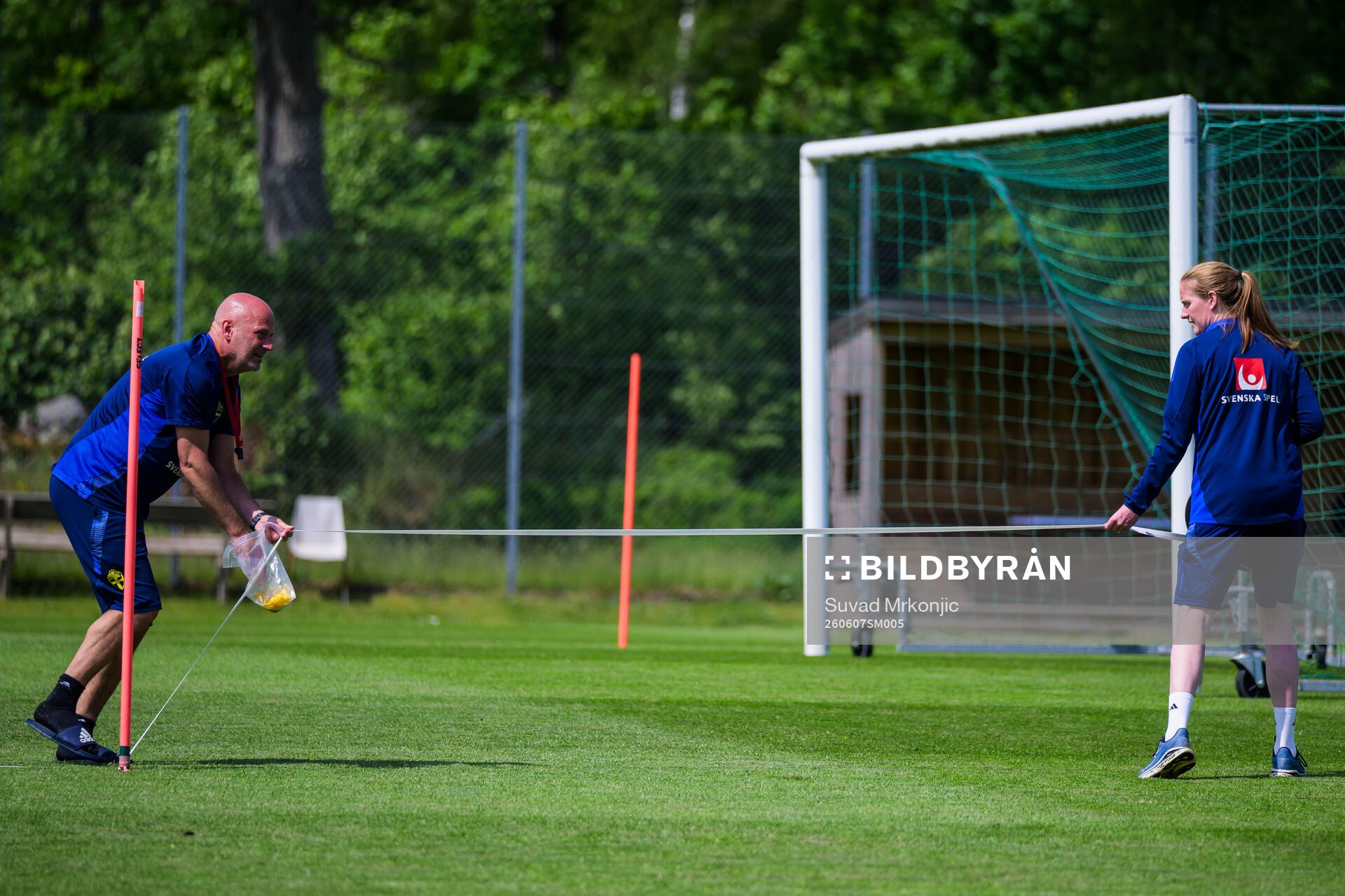 Coach Magnus Wikman of Sweden