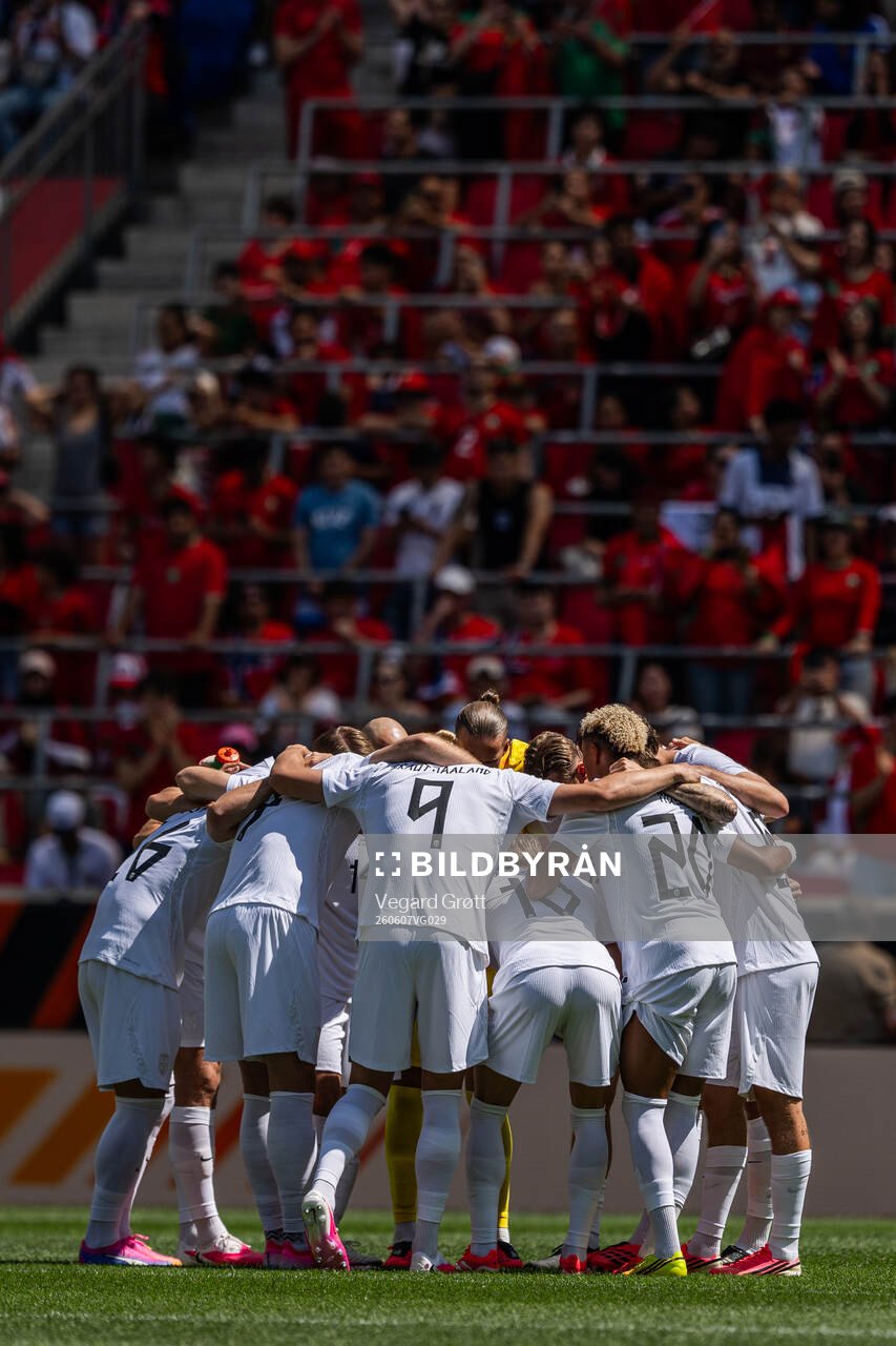 Players of Norway gather