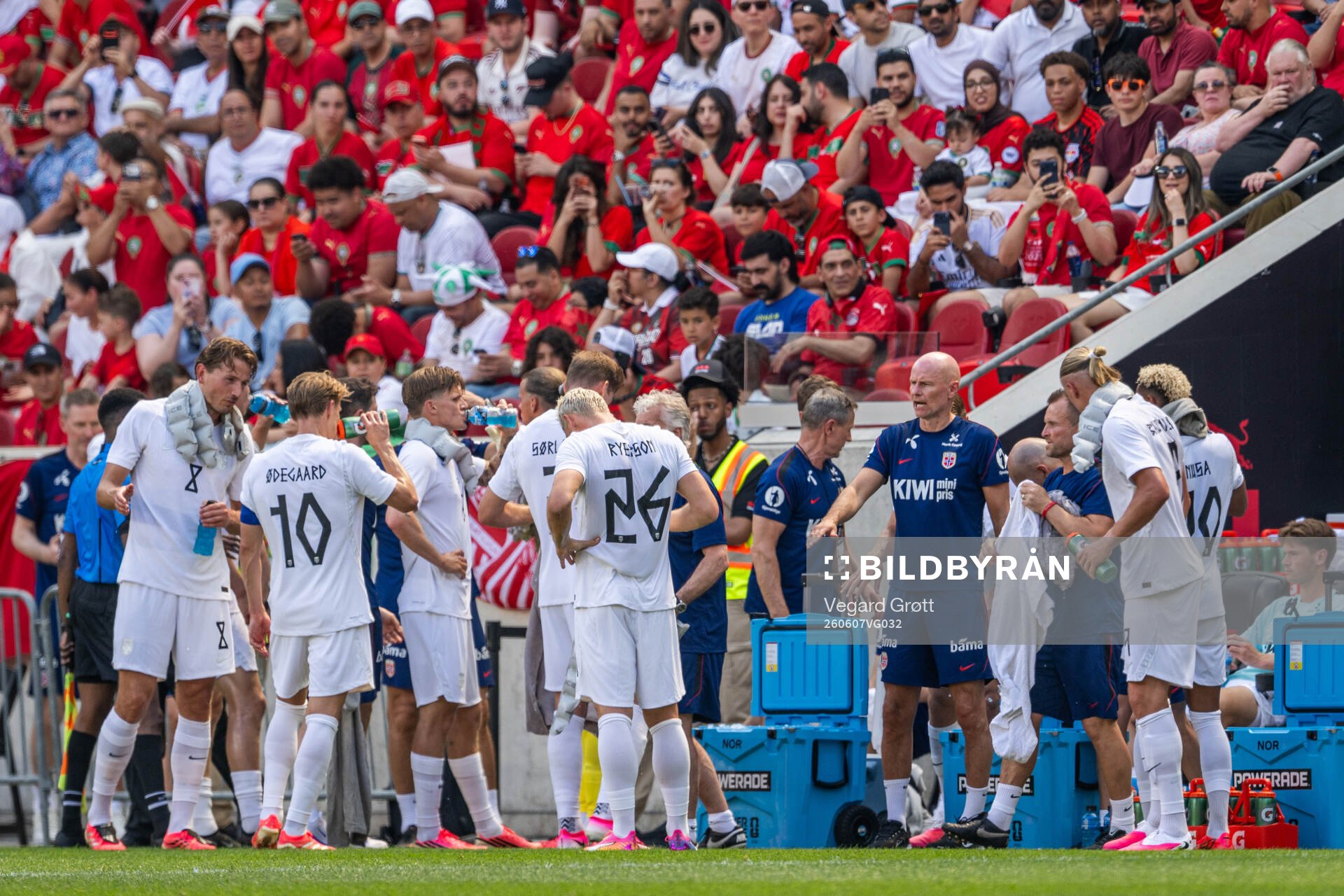 Head coach Ståle Solbakken of Norway with players at a
