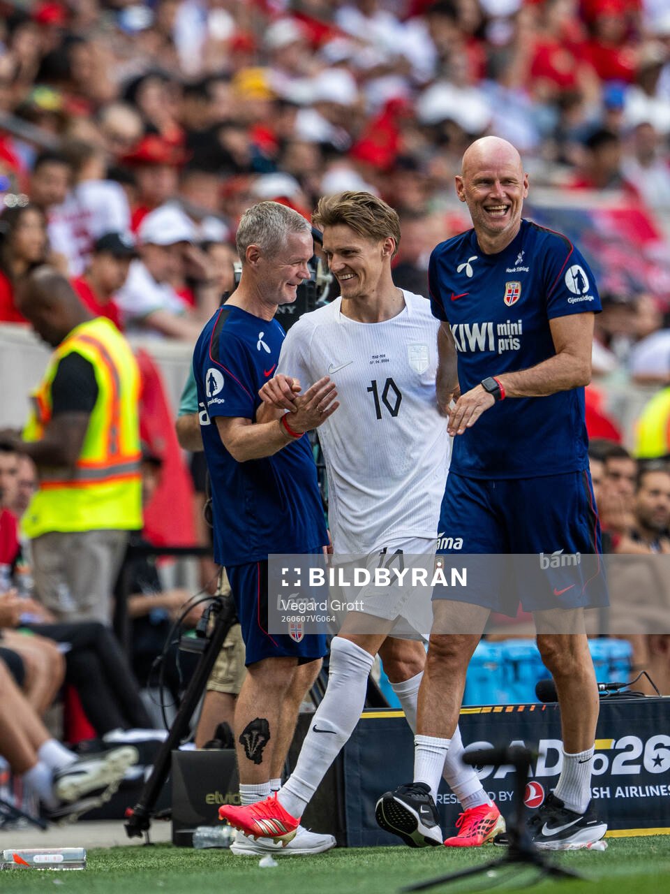 Martin Ødegaard and Head coach Ståle Solbakken of Norway