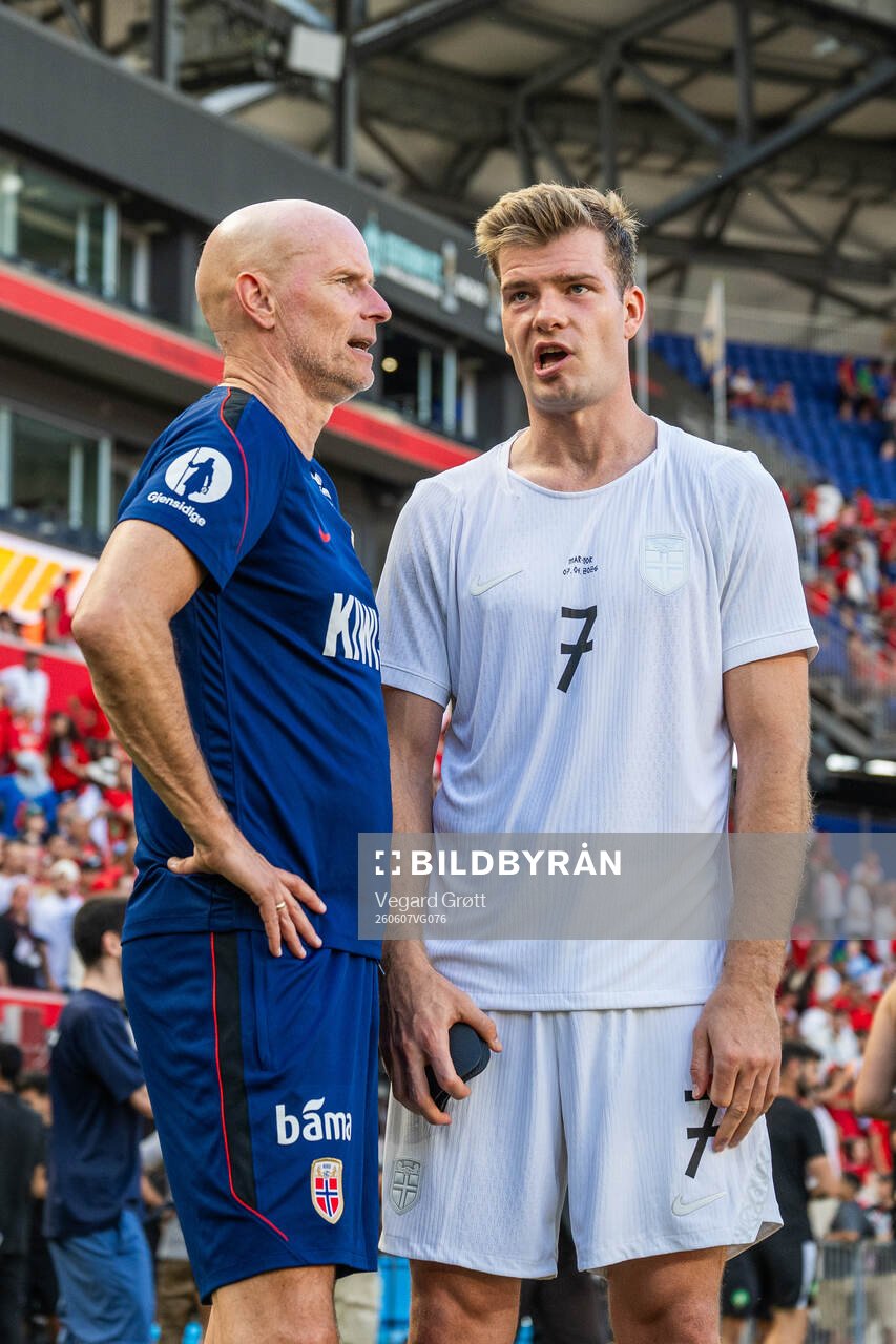 Head coach Ståle Solbakken and Alexander Sørloth of Norway
