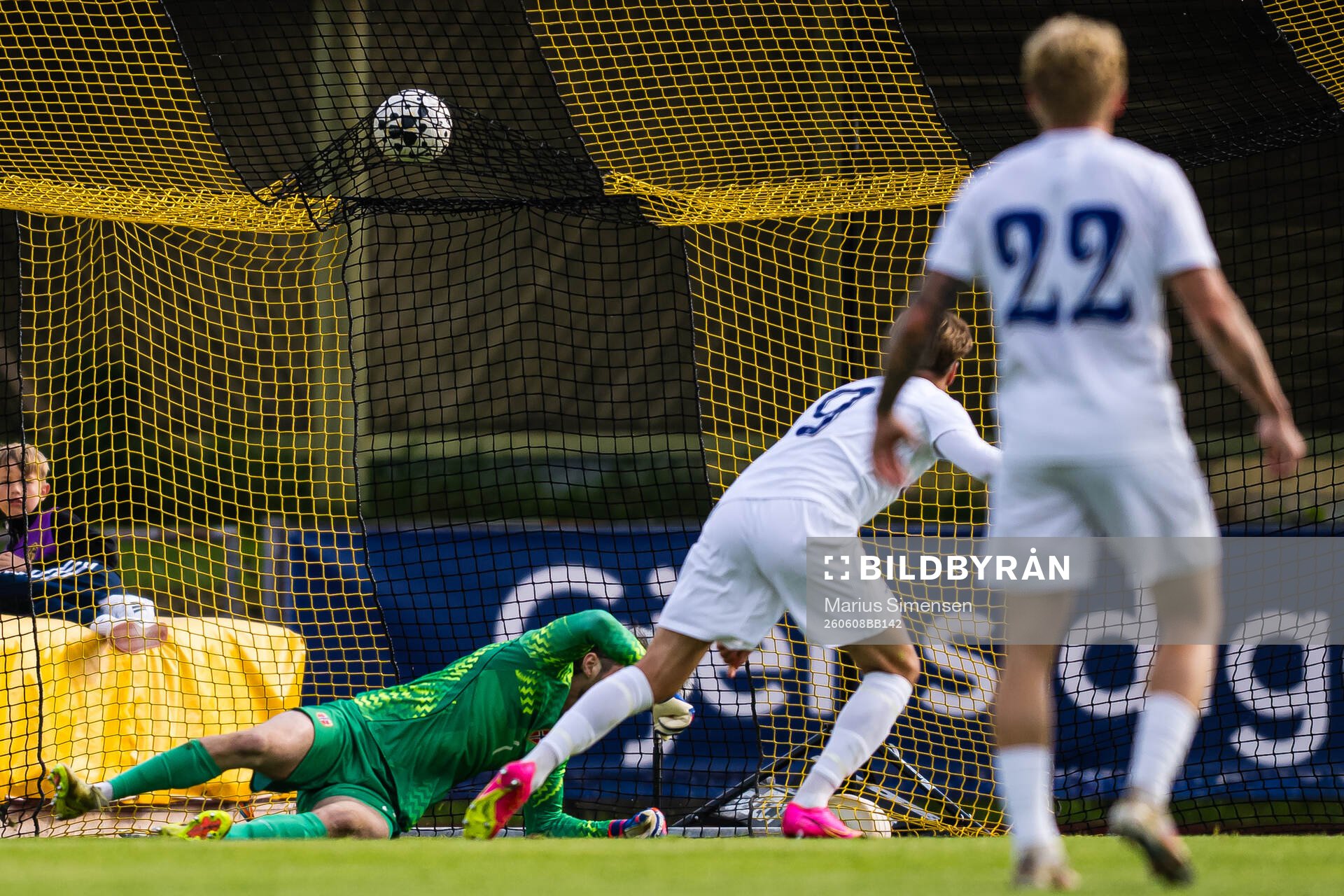 Onni Helén of Finland scores the 0-1 goal