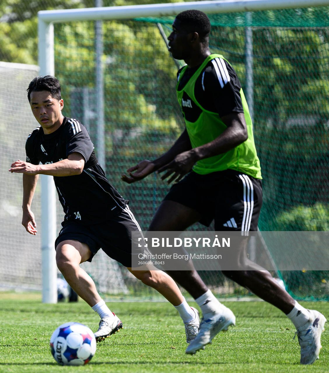 Kota Sakurai och Emmanuel Moungam Á Ngon