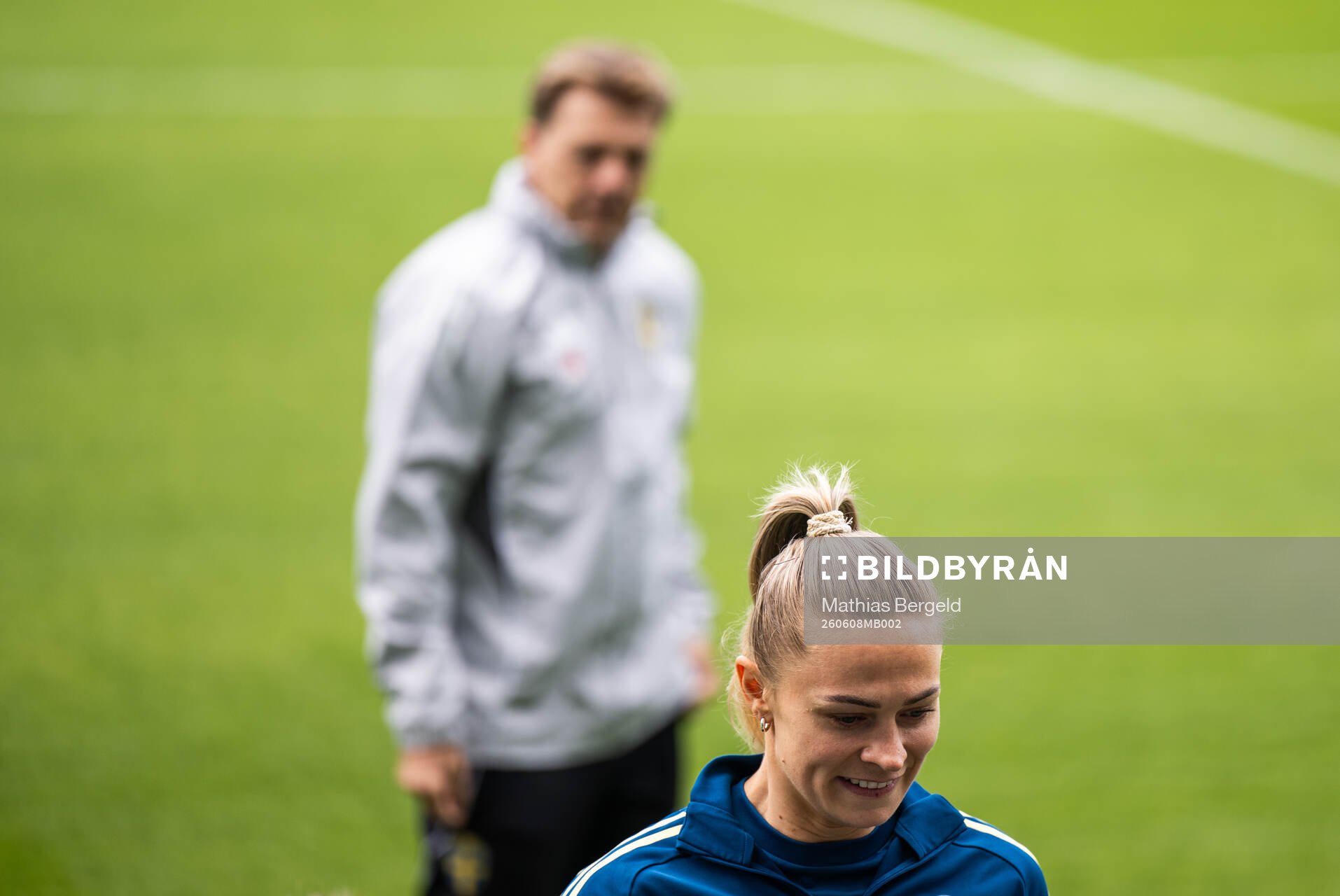 Head coach Tony Gustavsson and Fridolina Rolfö of the