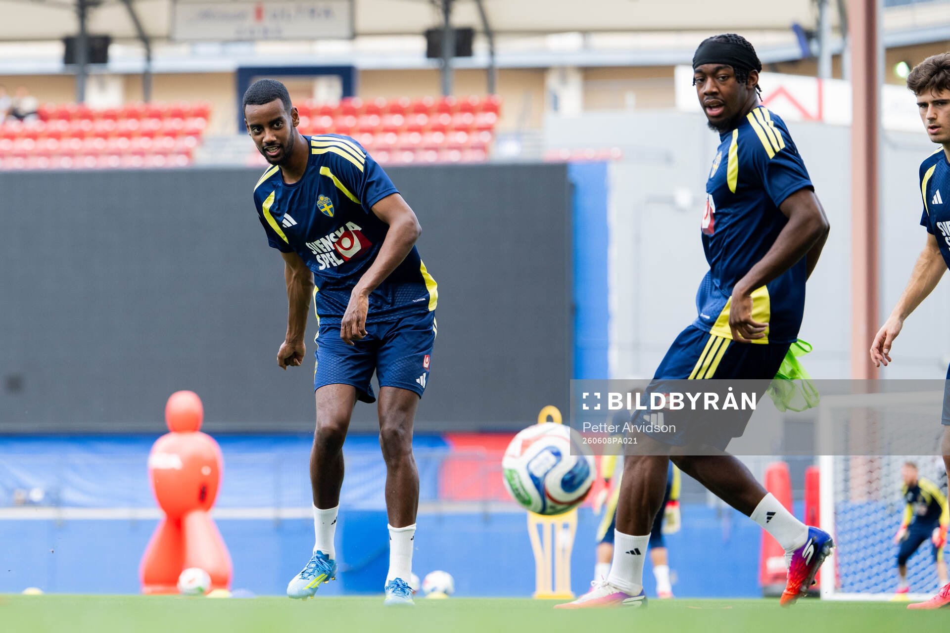Alexander Isak and Anthony Elanga of the Swedish national
