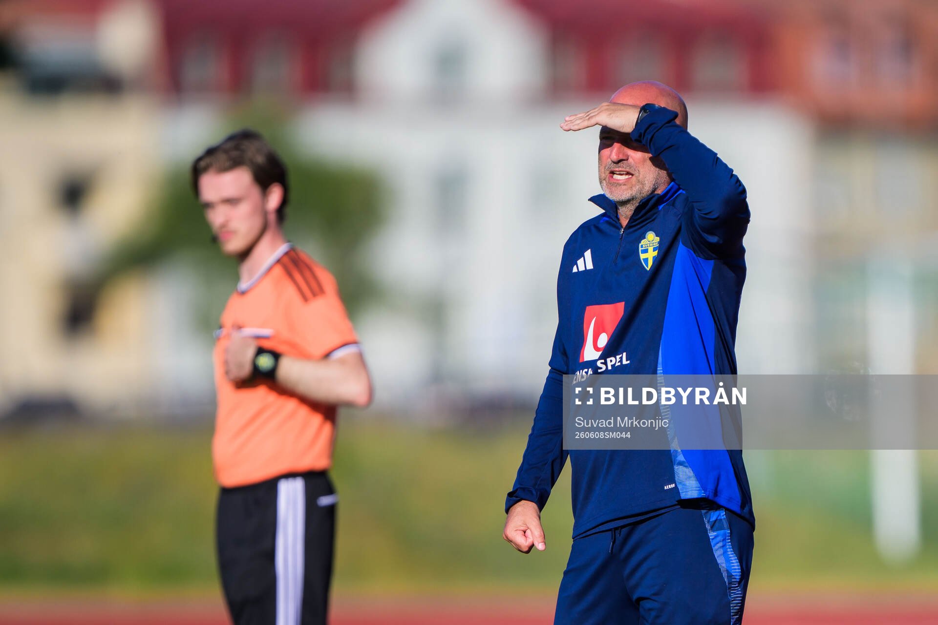 Coach Magnus Wikman of Sweden
