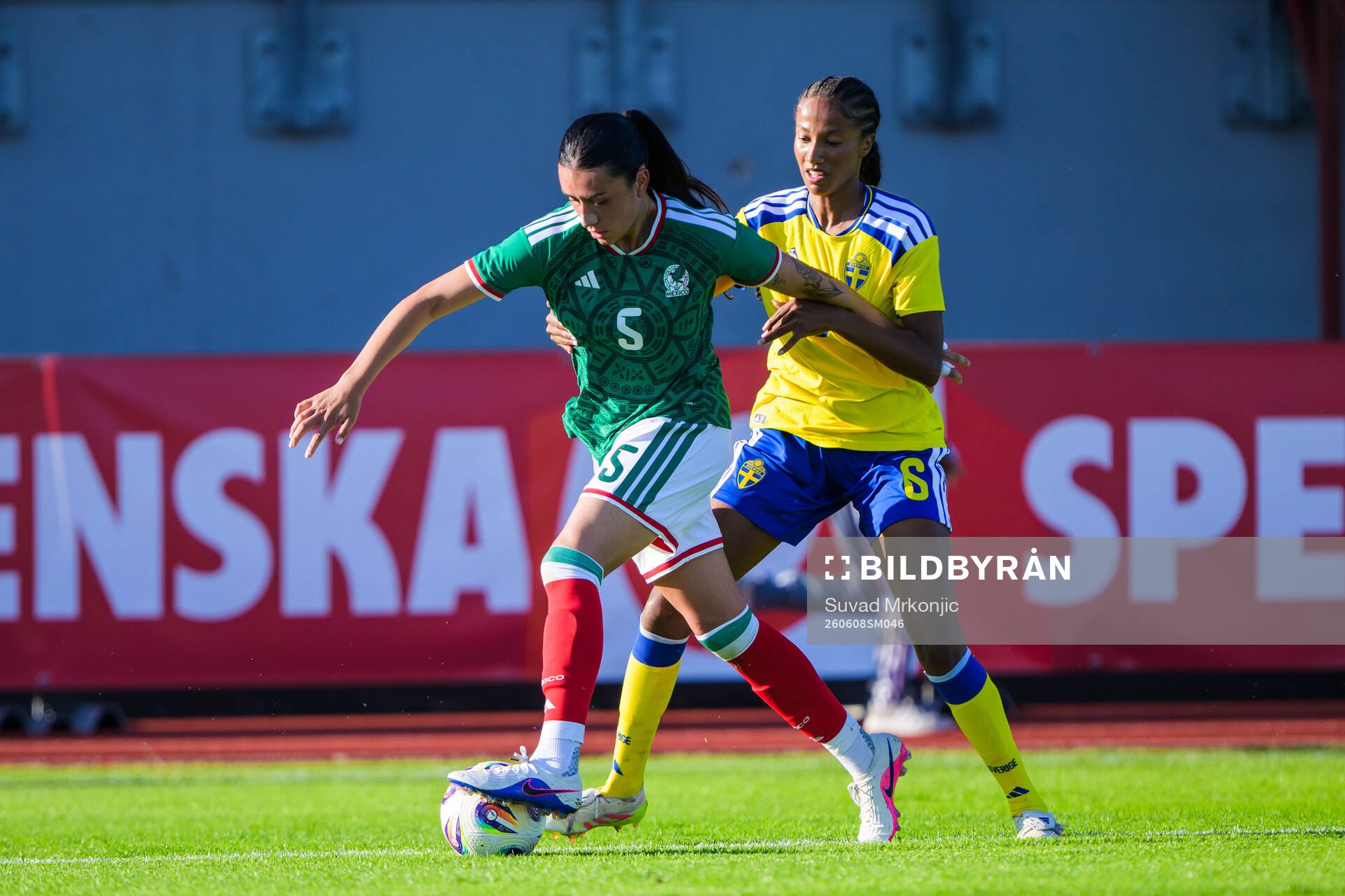Natalia Judith Colin Ruiz of Mexico and Cassandra Bogere of