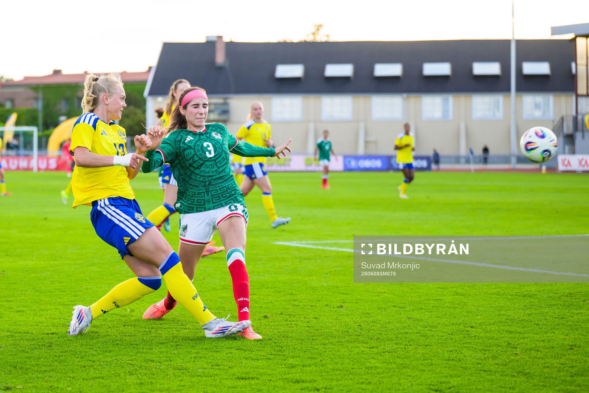 Molly Johansson of Sweden and Alexandra Guadalupe Godinez