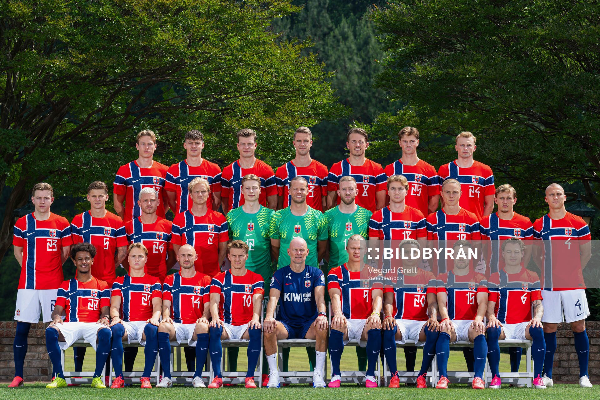 Head coach Ståle Solbakken and players of the Norwegian