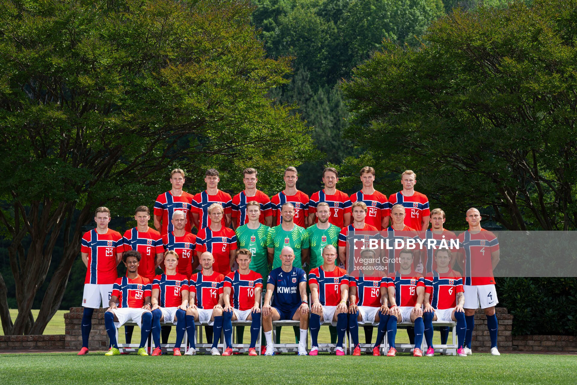 Head coach Ståle Solbakken and players of the Norwegian