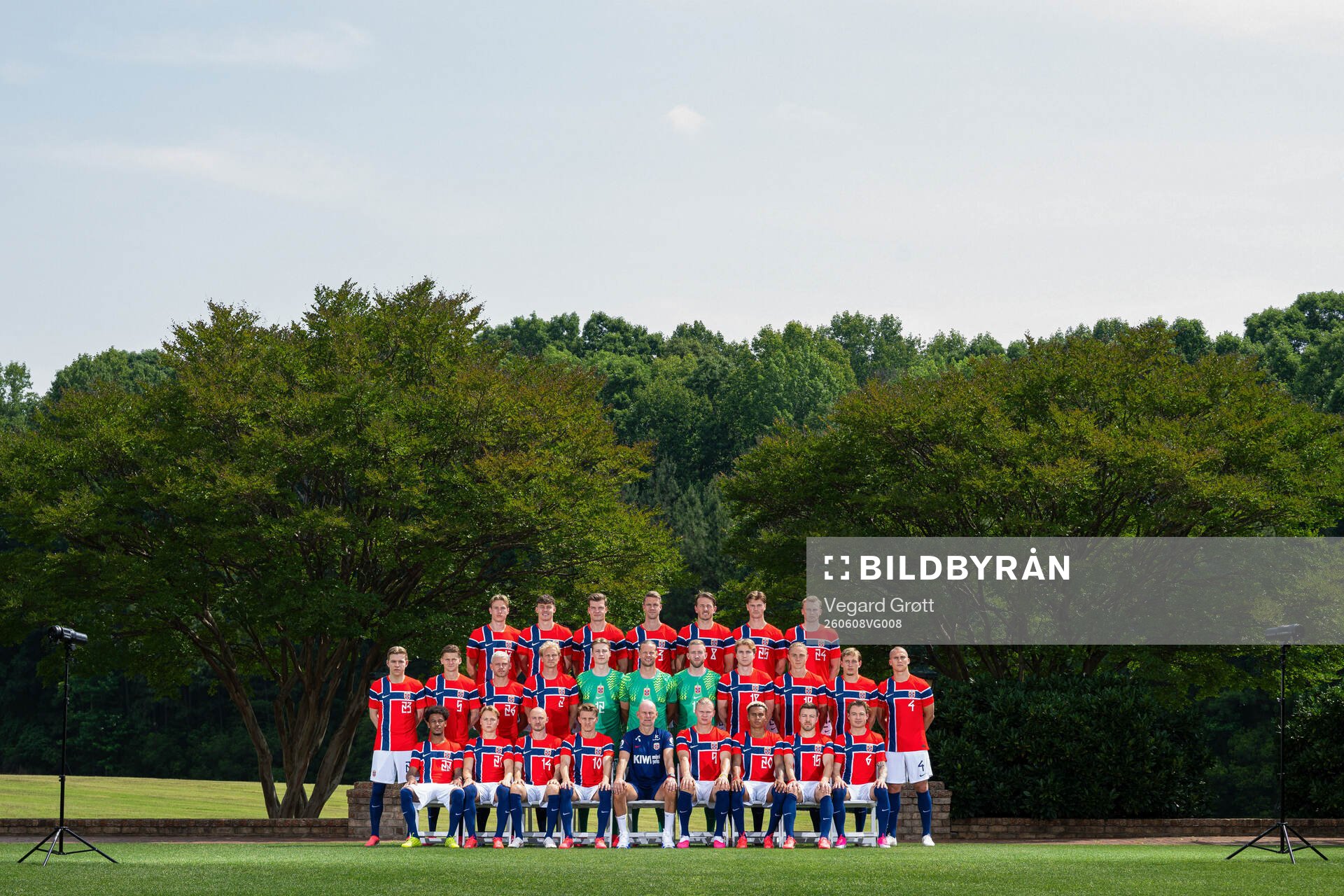 Head coach Ståle Solbakken and players of the Norwegian