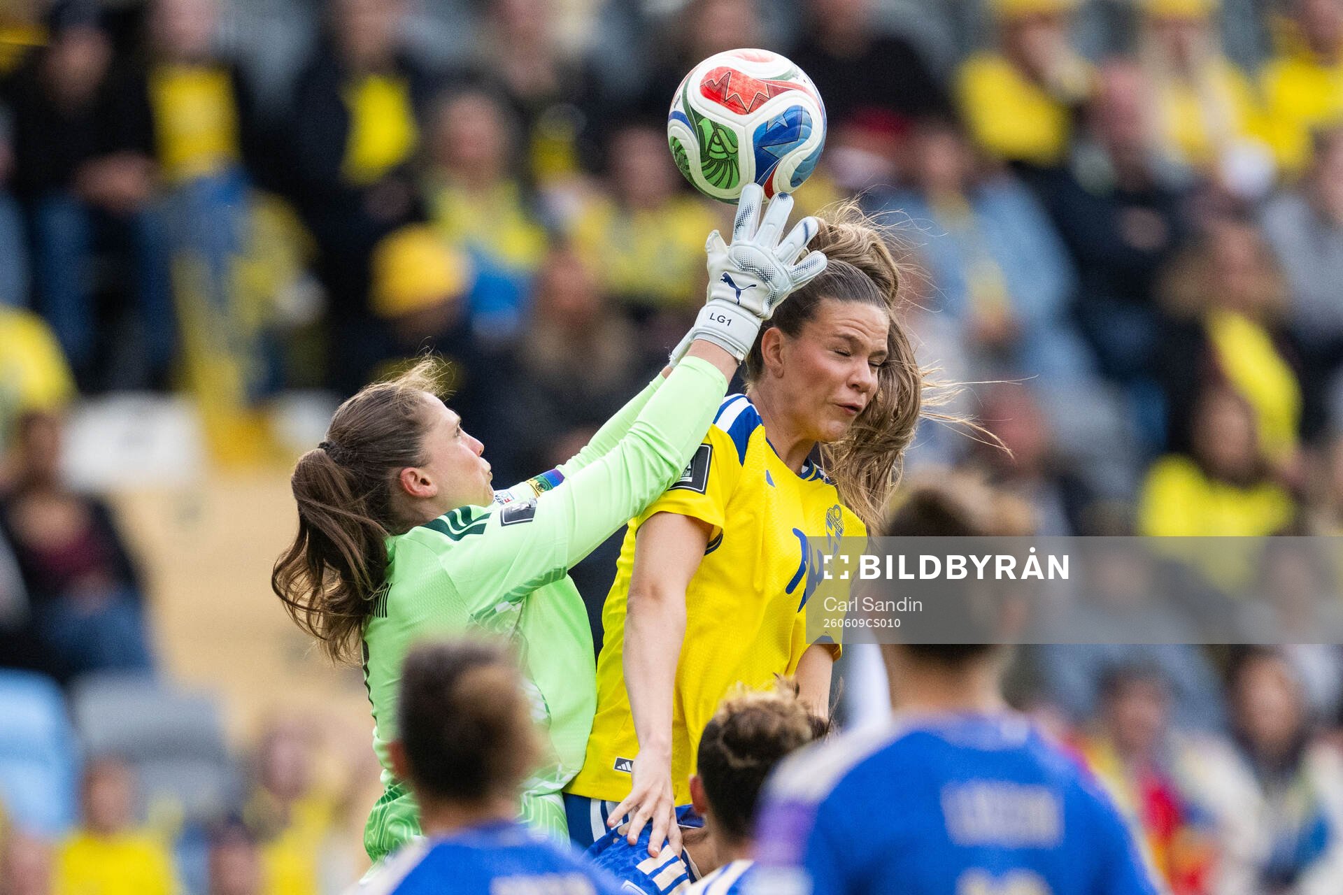 Goalkeeper Laura Giuliani of Italy and Bella Andersson of
