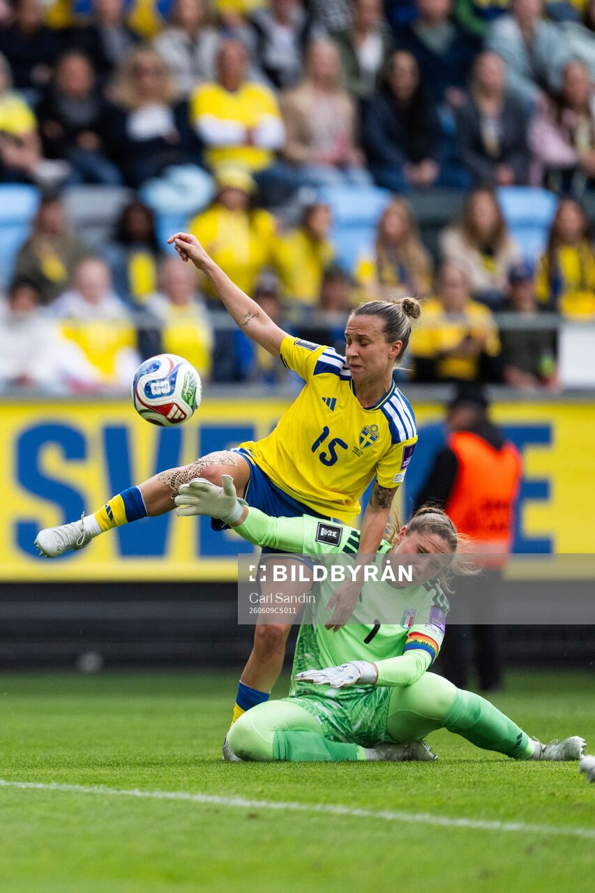 Julia Zigiotti Olme of Sweden and goalkeeper Laura Giuliani