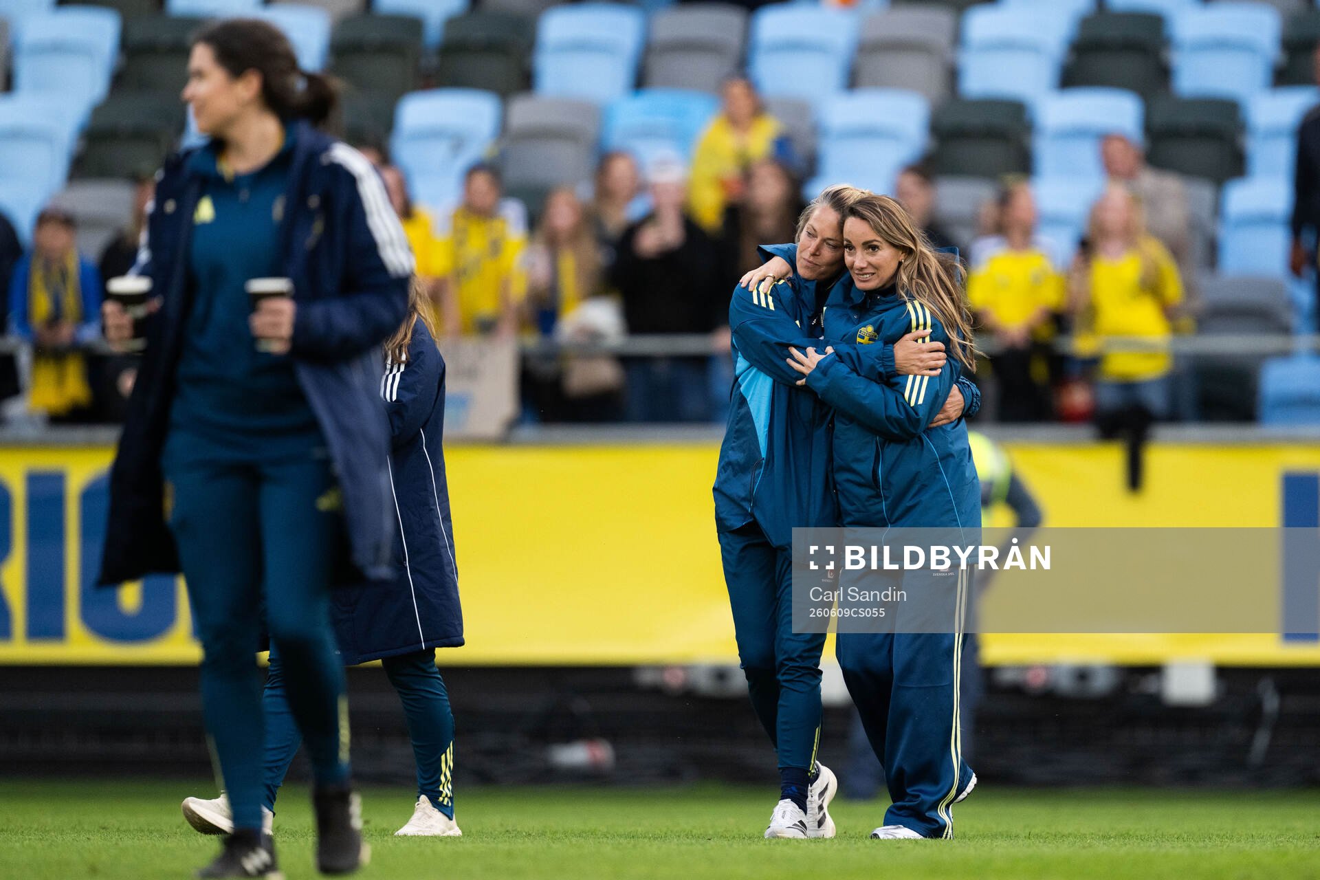Assistant coach Johanna Almgren and Kosovare Asllani of