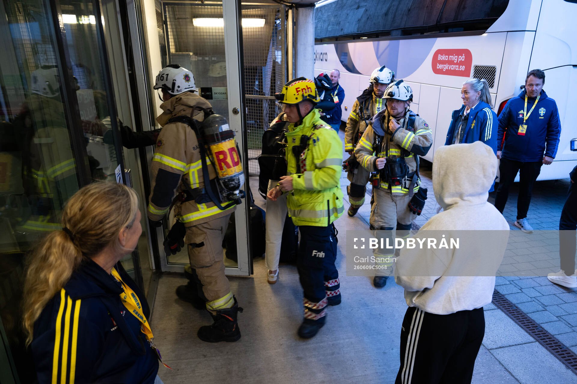Fire fighters arrive