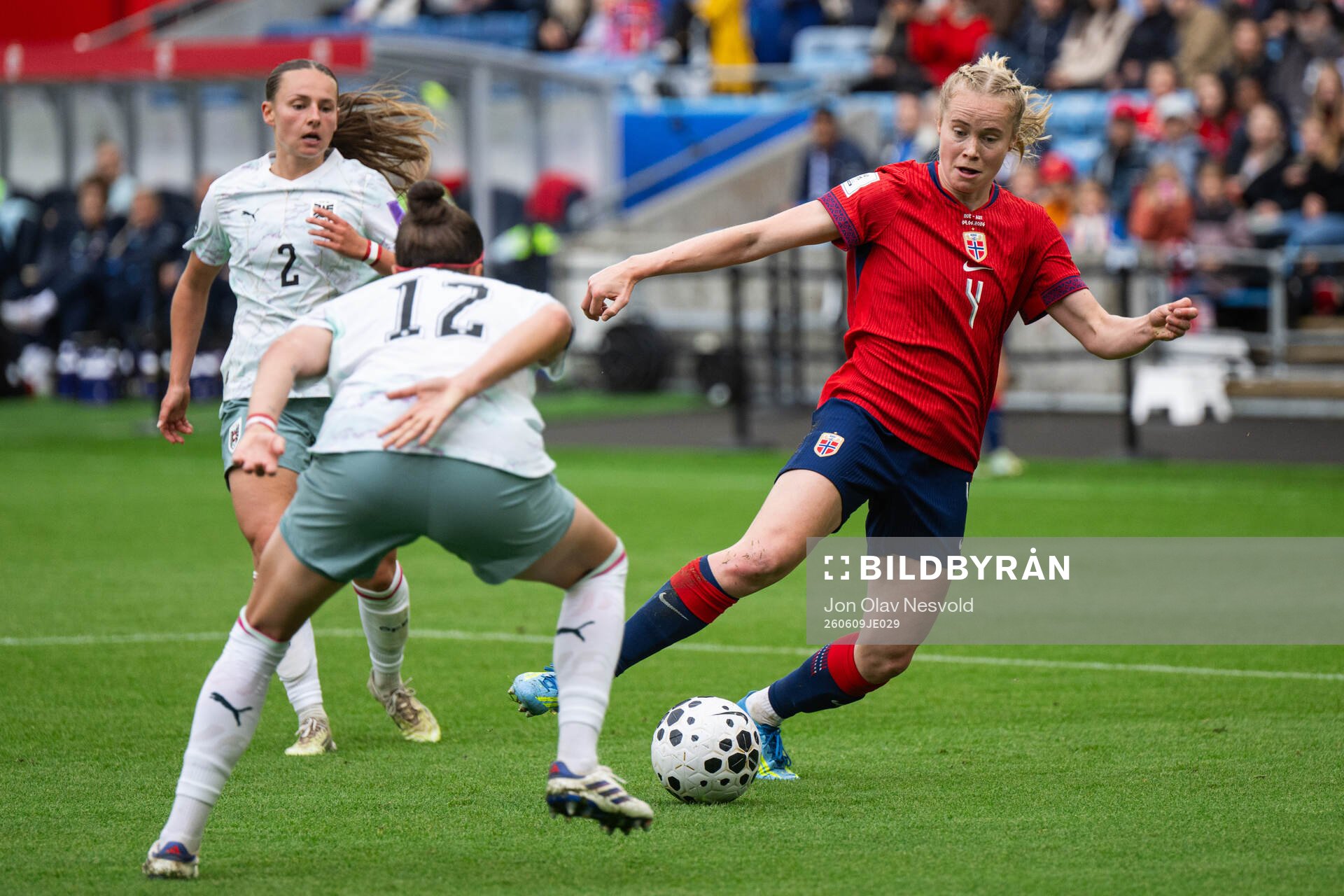 Jennifer Klein of Austria and Julie Blakstad of Norway