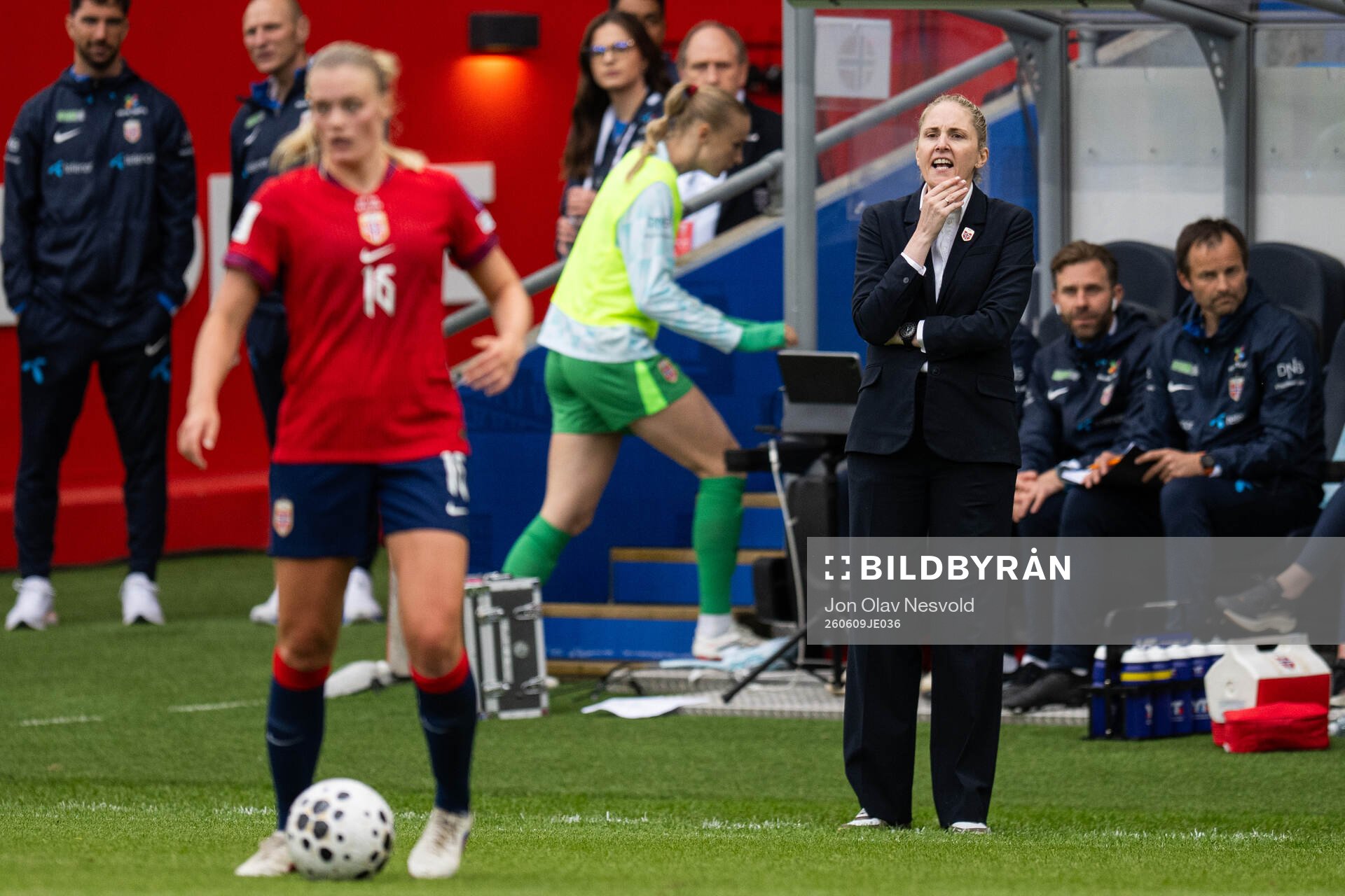 Head coach Gemma Grainger and Mathilde Harviken of Norway