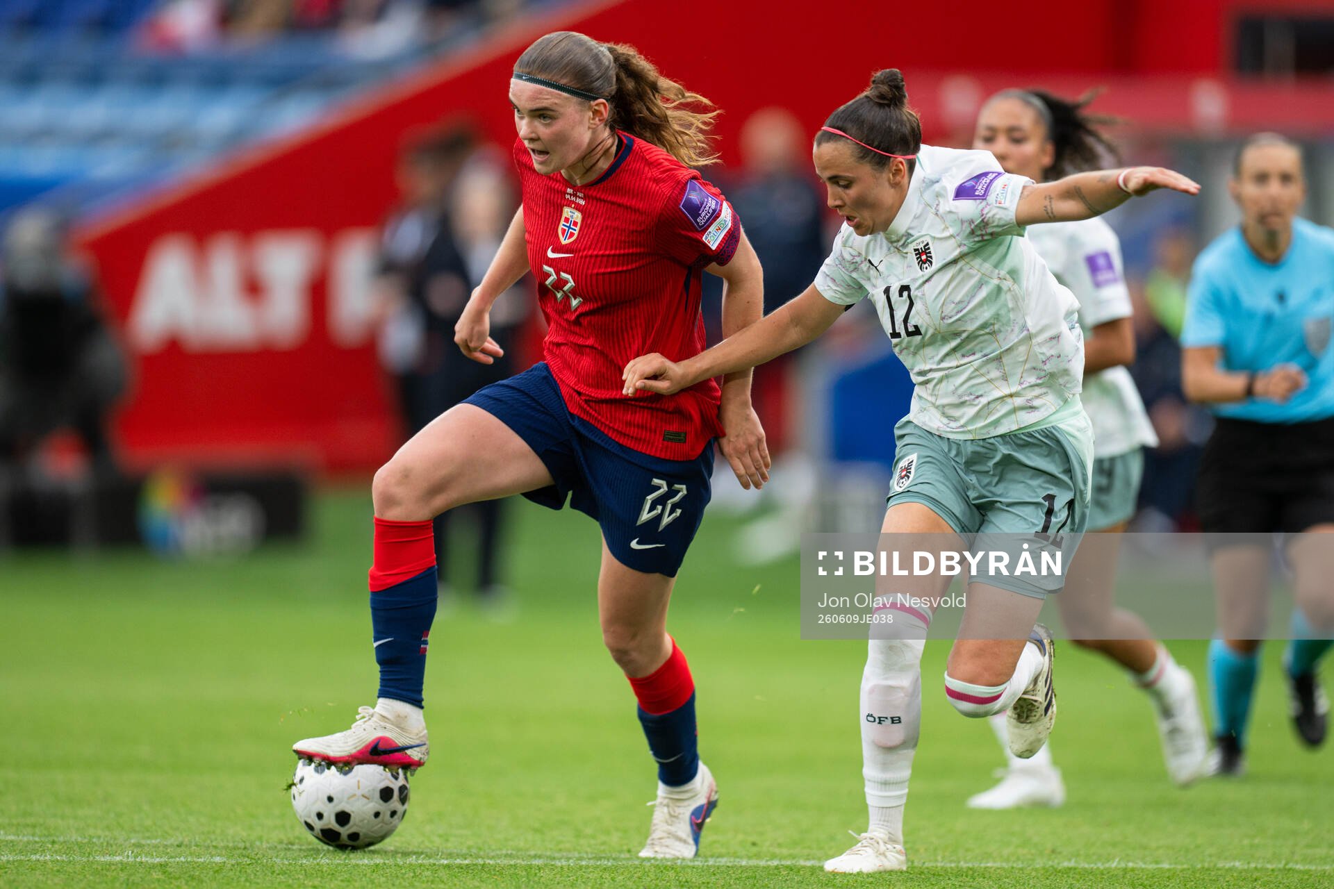 Signe Gaupset of Norway and Jennifer Klein of Austria