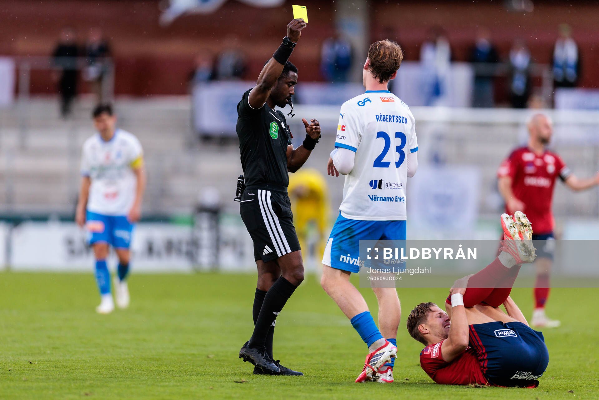 Domare Fredrik Oppong och IFK Värnamos Logi Hrafn