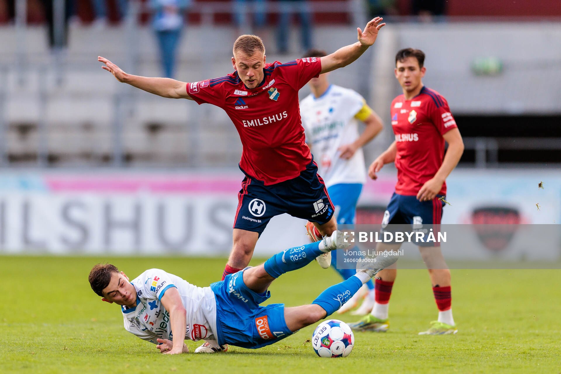 IFK Värnamos Fred Bozicevic och Östers Dennis Olsson