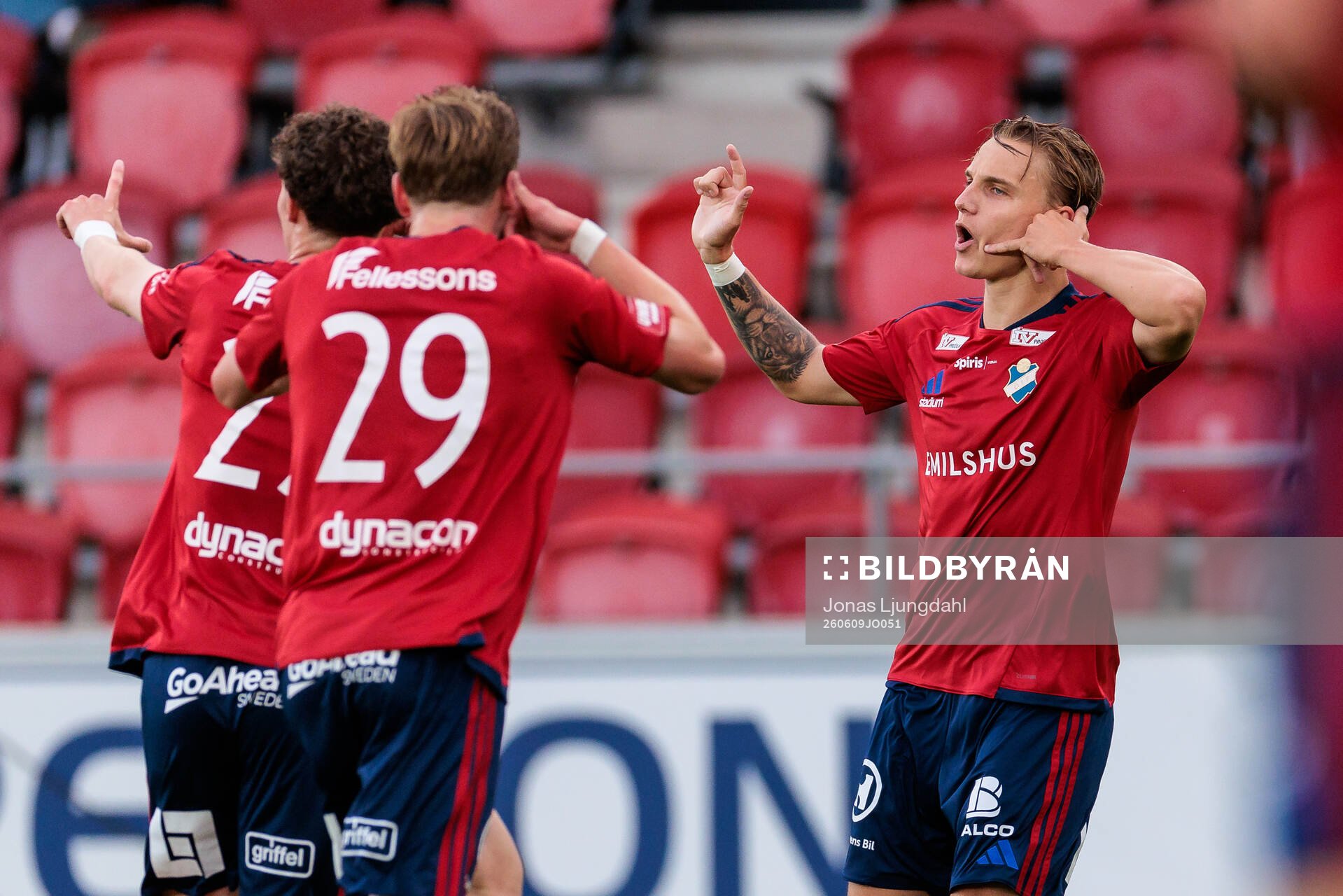 Östers Linus Carlstrand jublar
