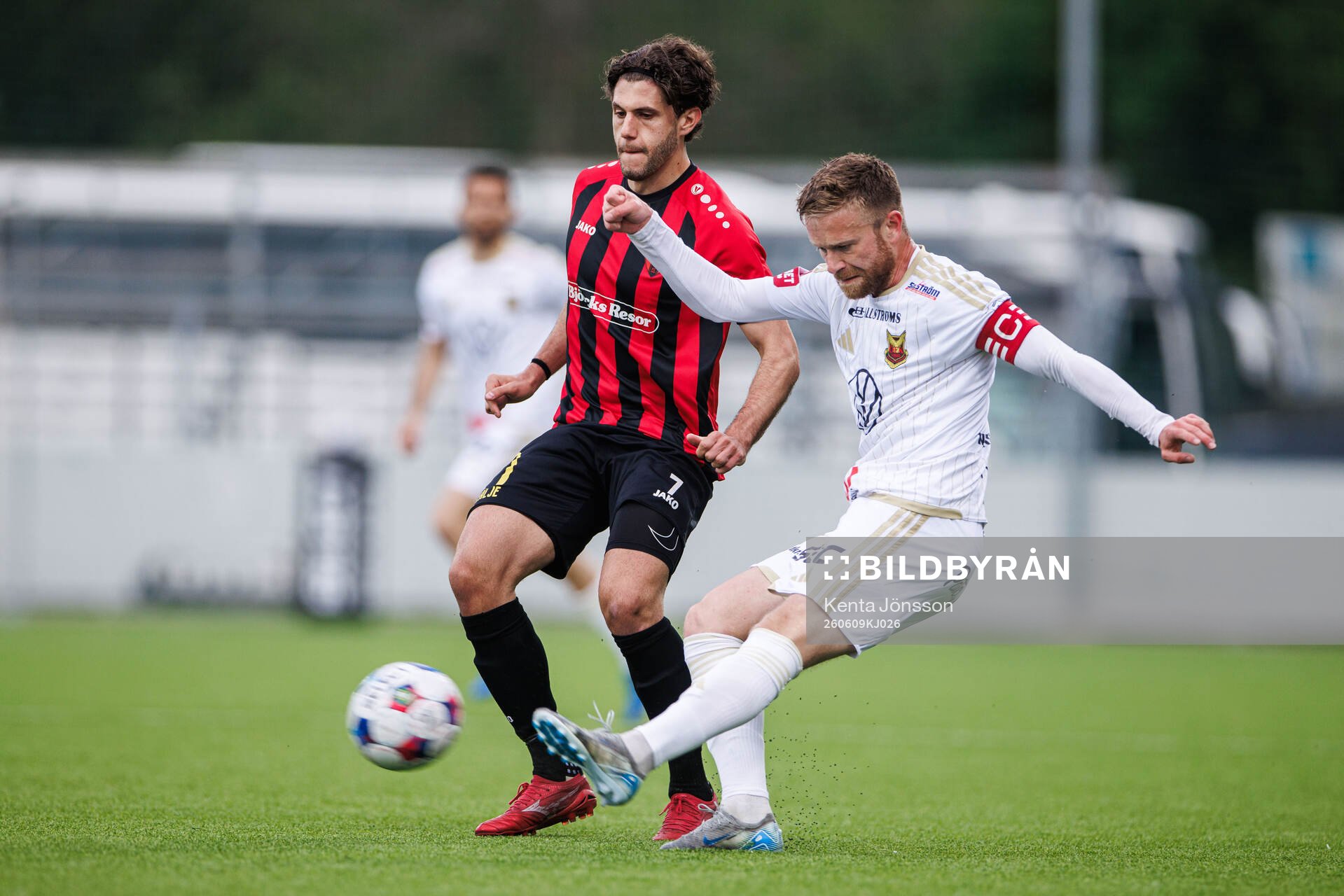 Östersunds Dennis Widgren och Nordic Uniteds Amar Eminovic