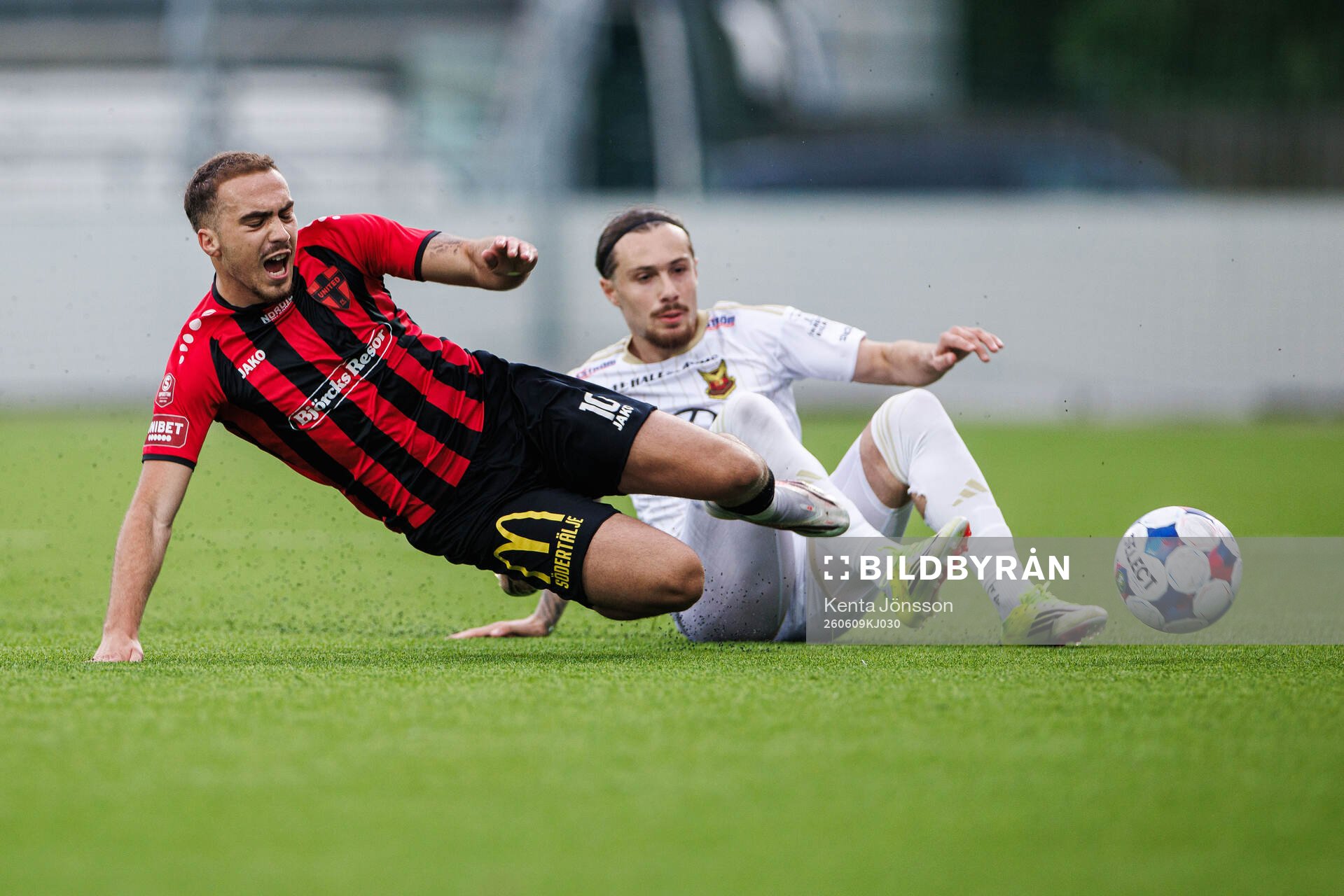 Nordic Uniteds Lorent Mehmeti och Östersunds Hugo Azzi