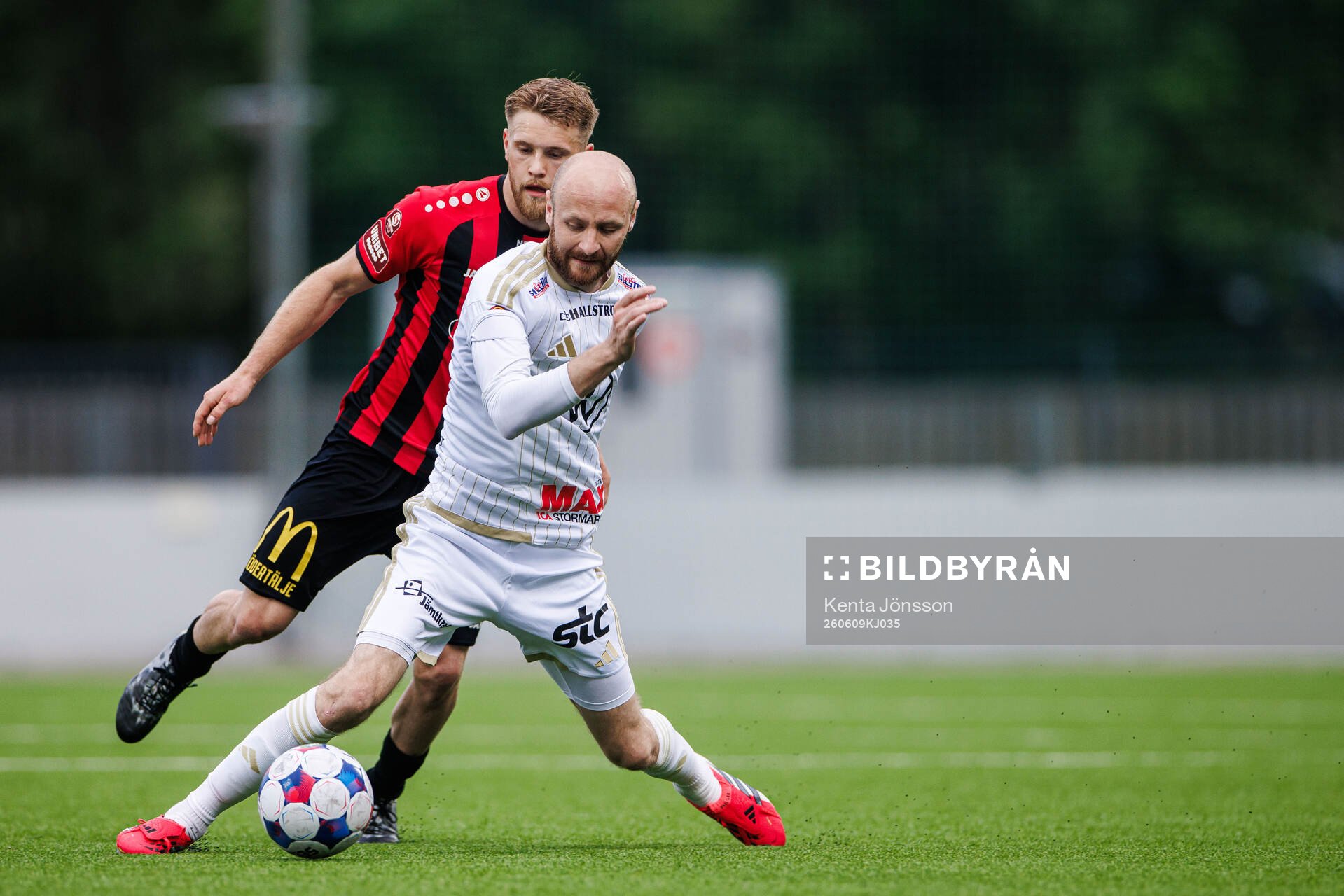 Östersunds Curtis Edwards och Nordic Uniteds Teo Grönborg