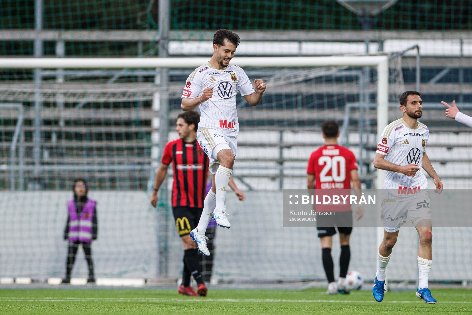 Östersunds Emil Özkan jublar