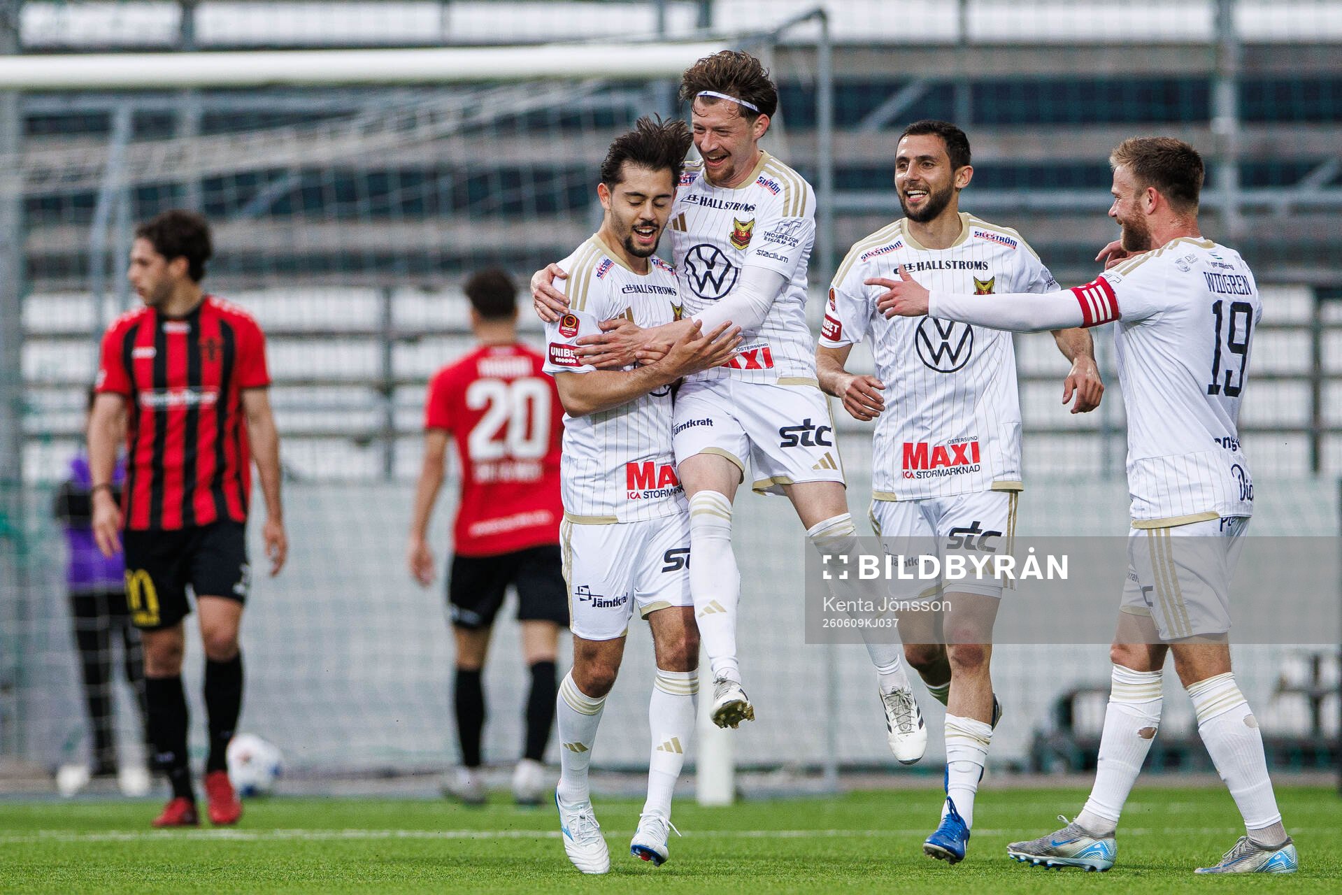 Östersunds Emil Özkan jublar
