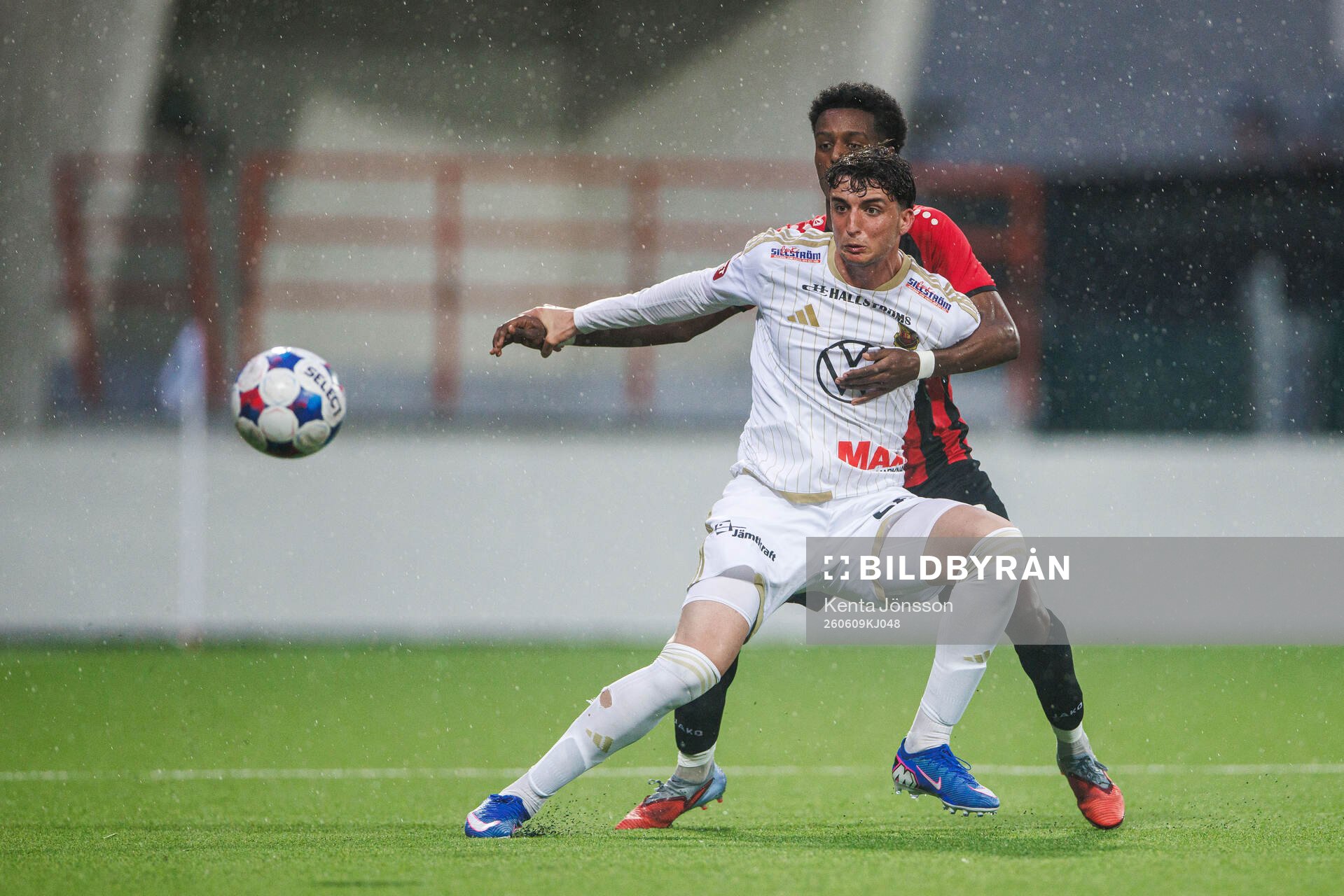 Östersunds Mario Palomino Delgado och Nordic Uniteds Nhome