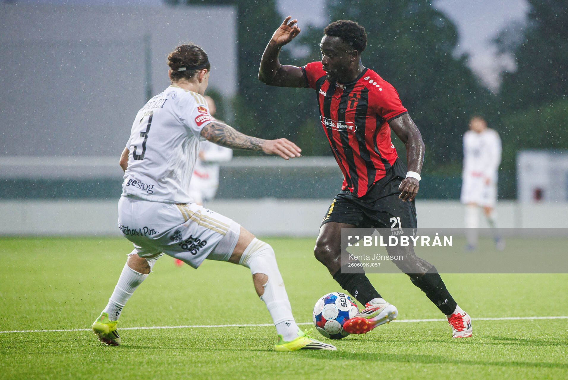 Nordic Uniteds Emmanuel Swedi och Östersunds Hugo Azzi