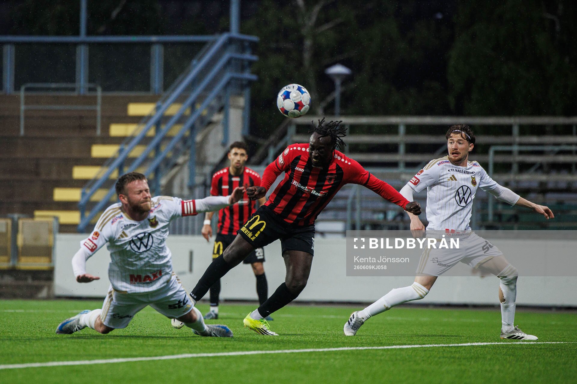 Östersunds Dennis Widgren och Nordic Uniteds Kalipha Jawla