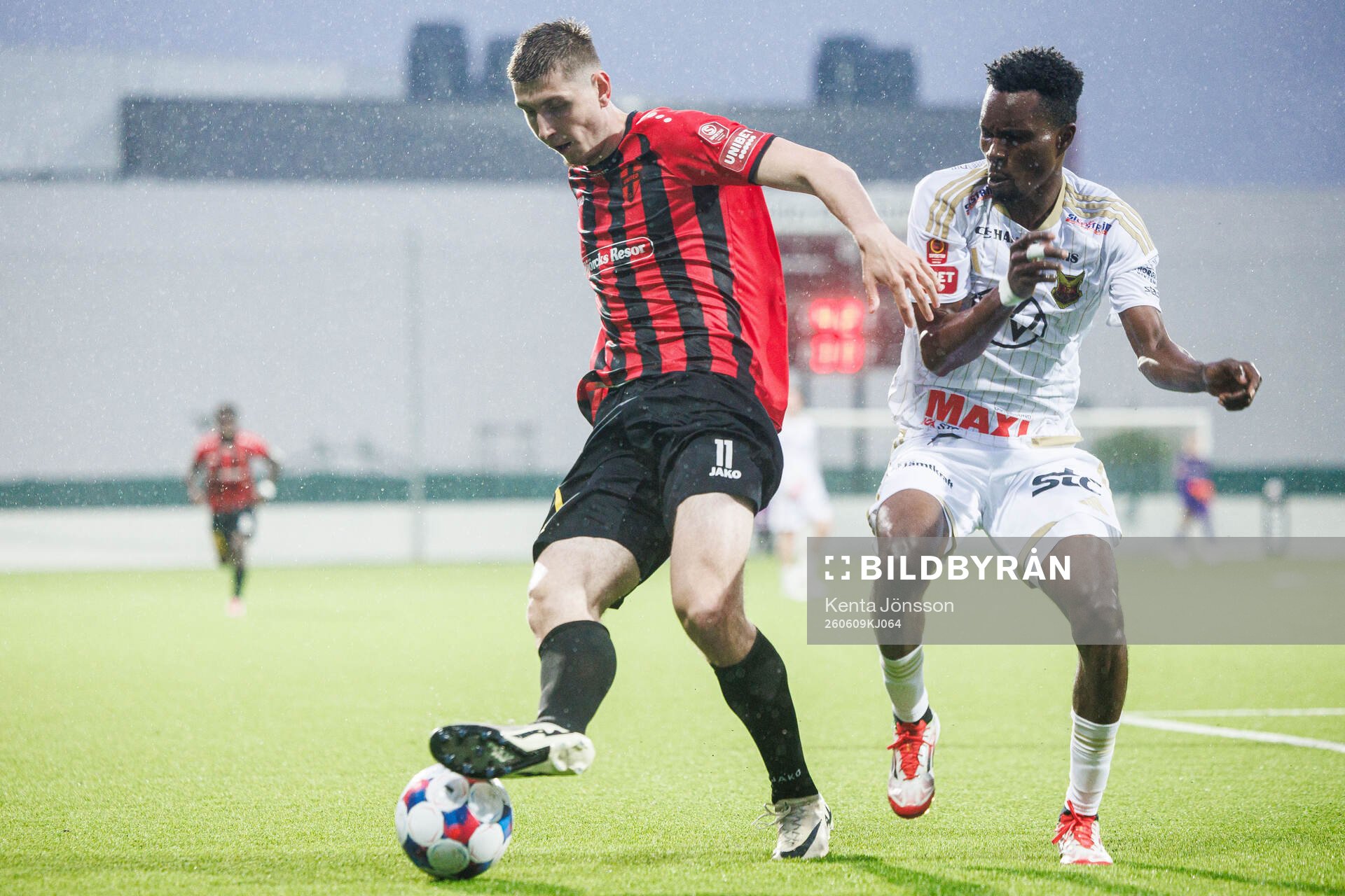 Nordic Uniteds Adi Fisic och Östersunds Sunday Anyanwu