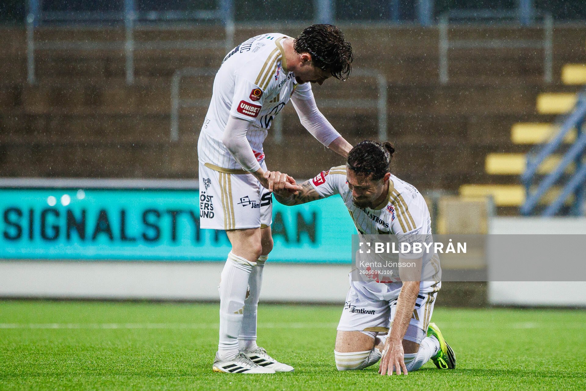 Östersunds Daniel Miljanovic och Hugo Azzi