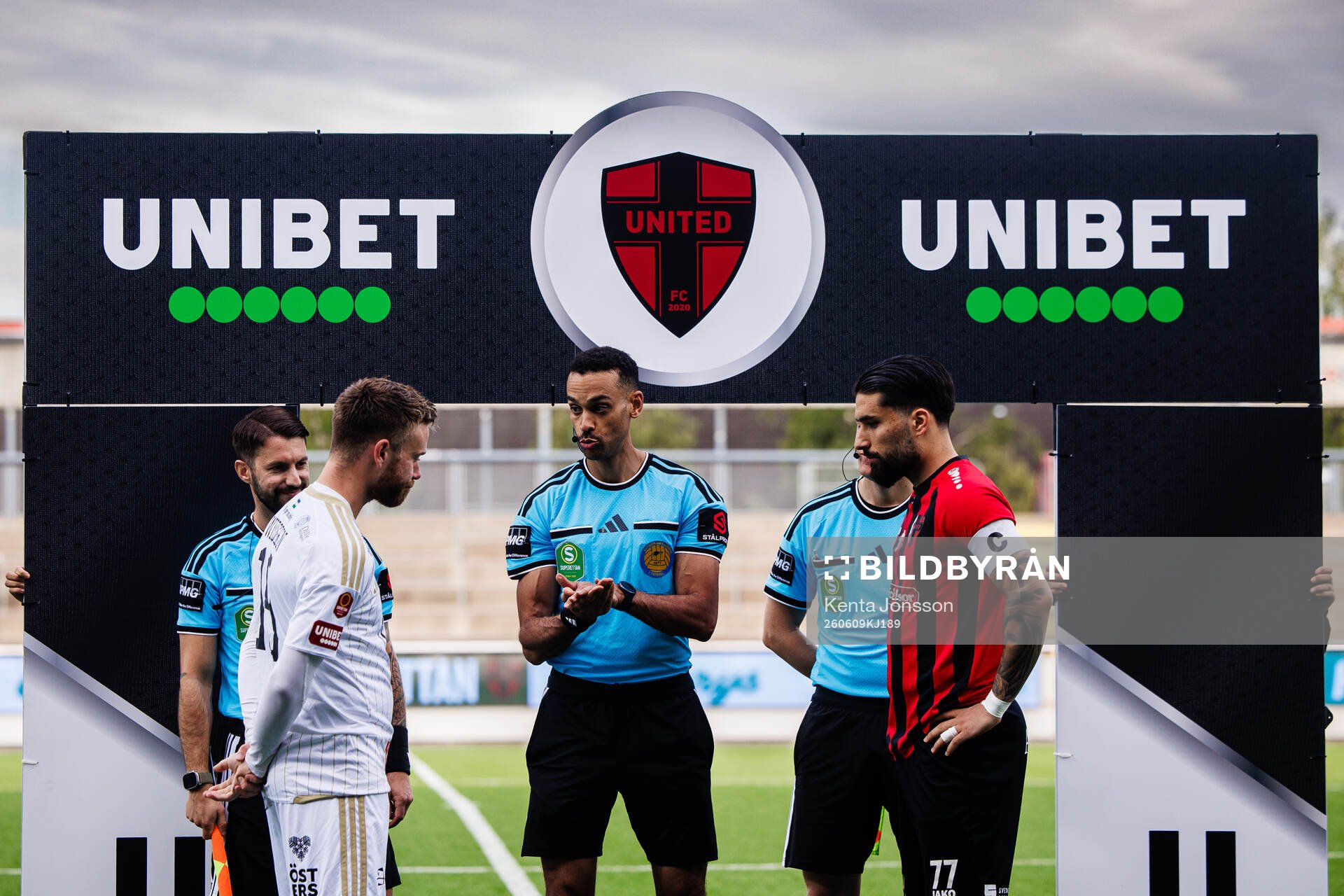 Domare Farouk Nehdi med Östersunds Dennis Widgren och