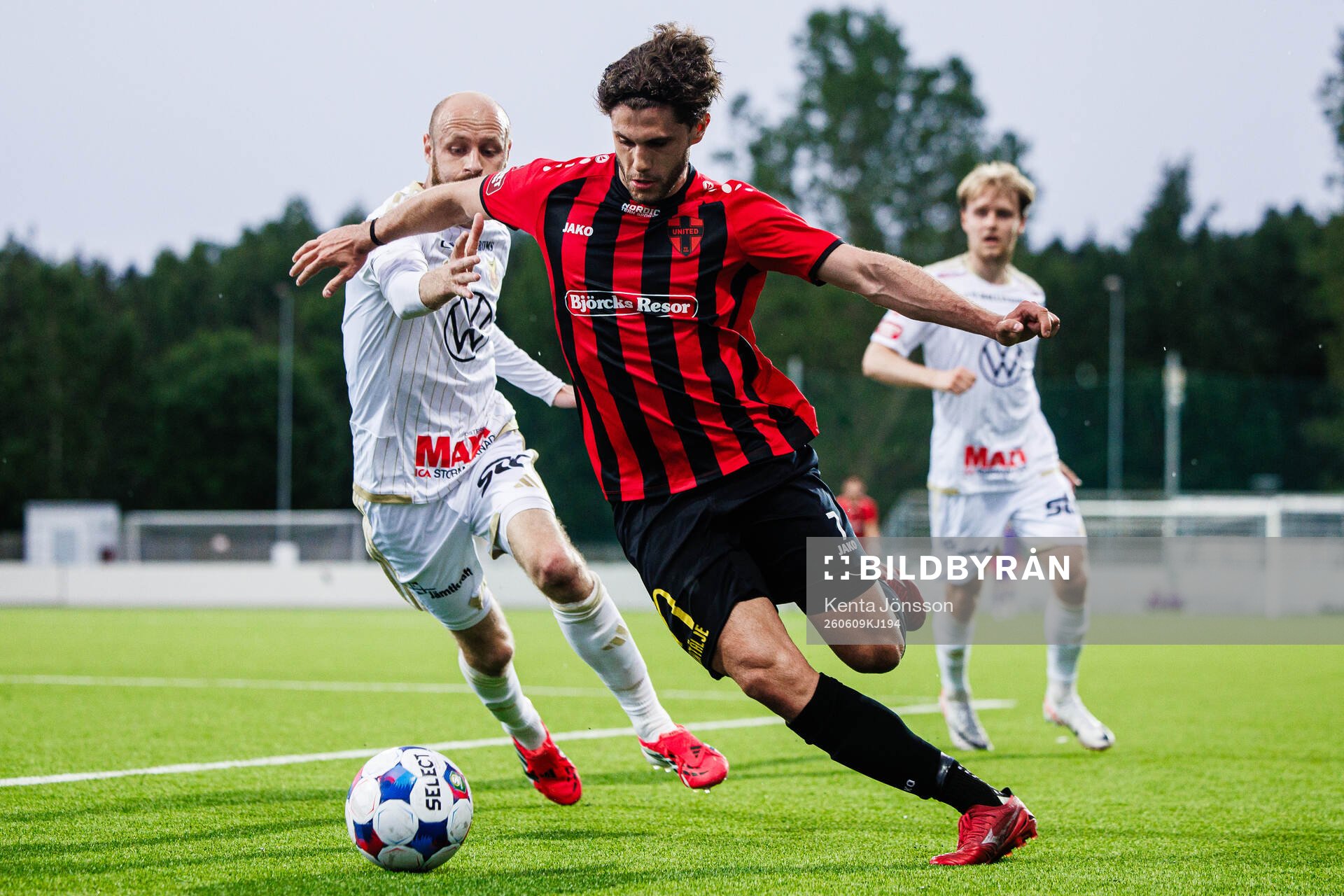 Nordic Uniteds Amar Eminovic och Östersunds Curtis Edwards