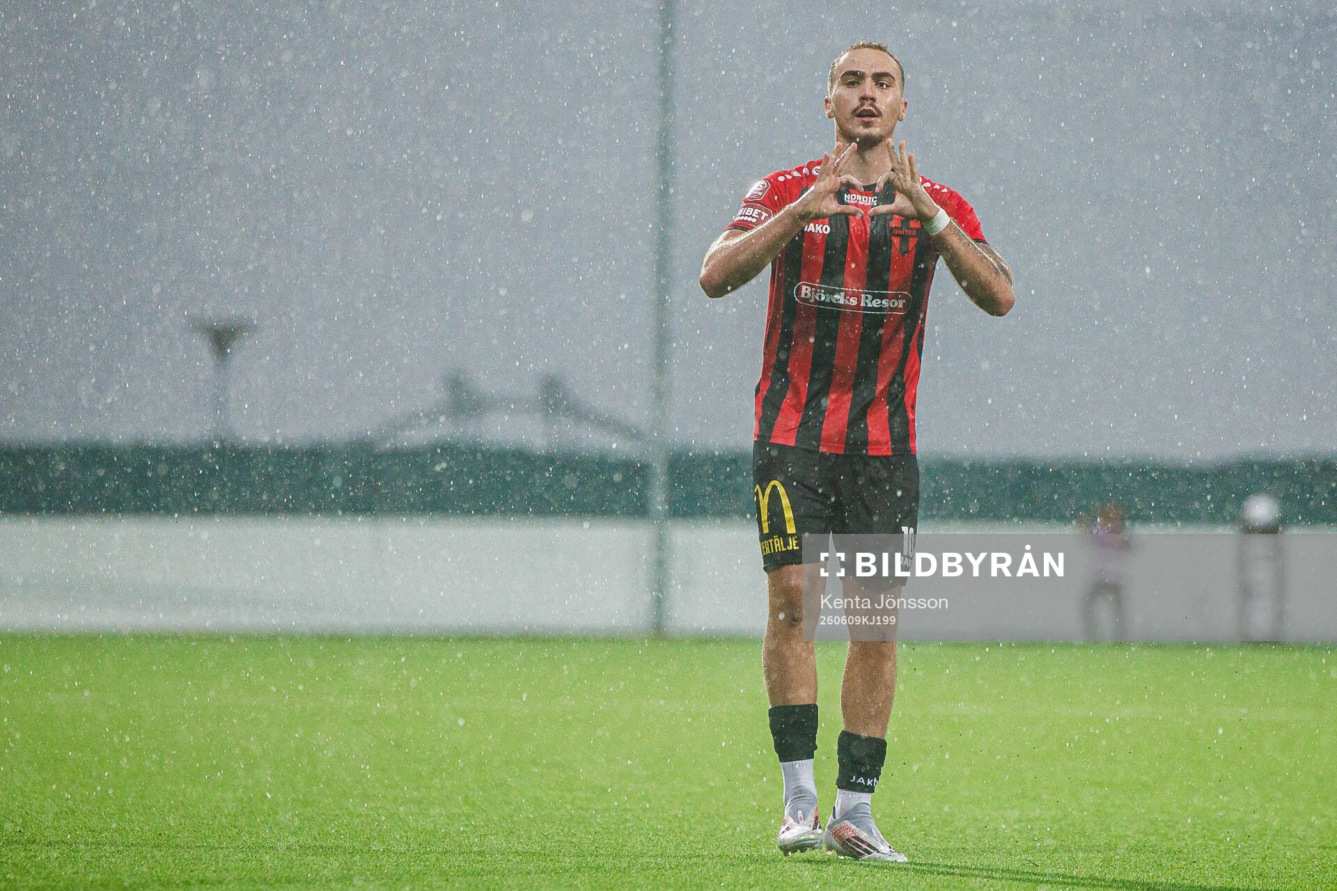 Nordic Uniteds Lorent Mehmeti jublar