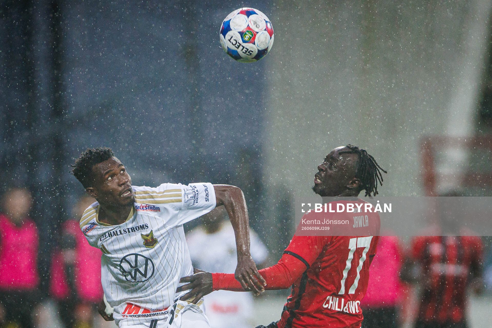 Östersunds Sunday Anyanwu och Nordic Uniteds Kalipha Jawla