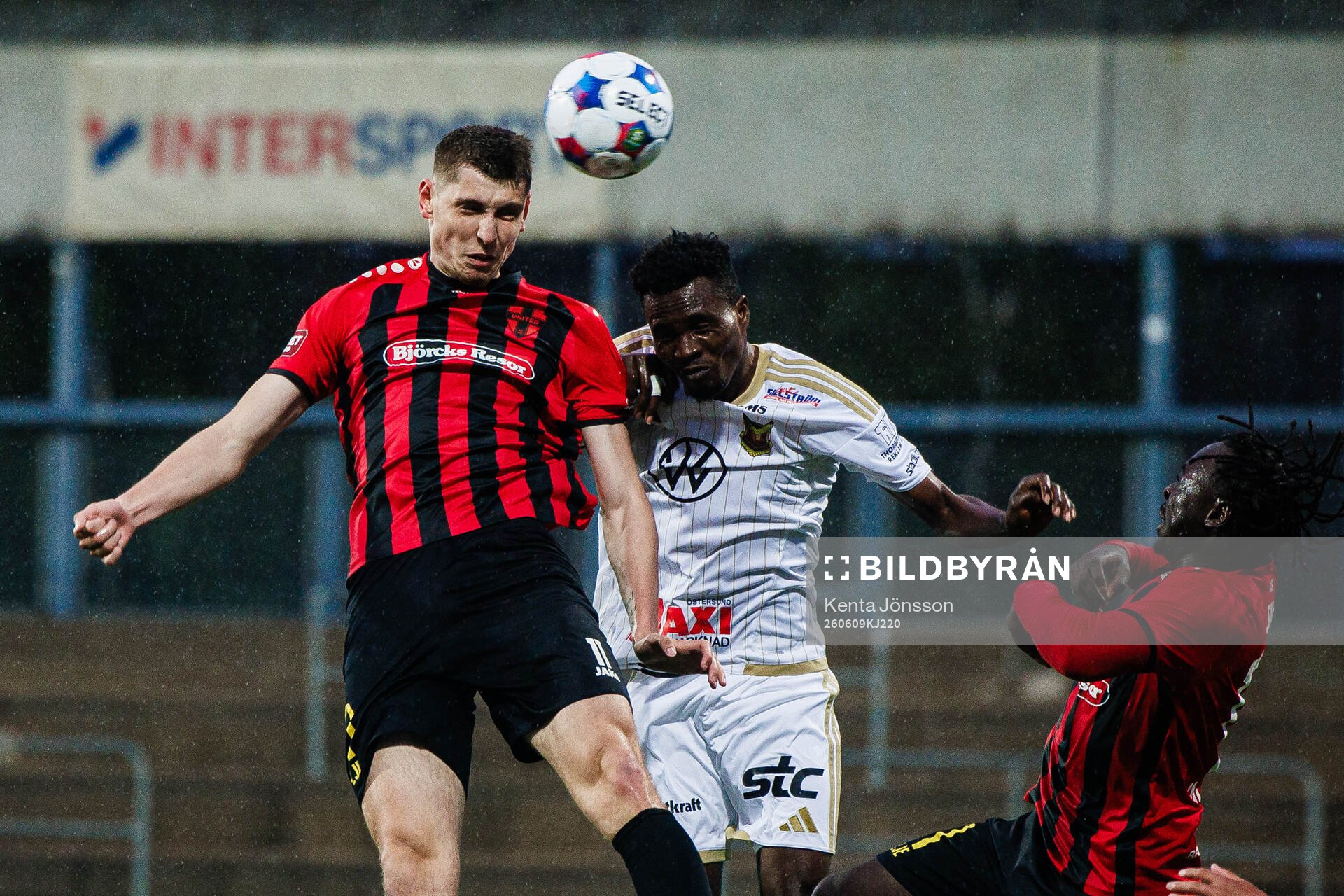 Nordic Uniteds Adi Fisic och Östersunds Sunday Anyanwu