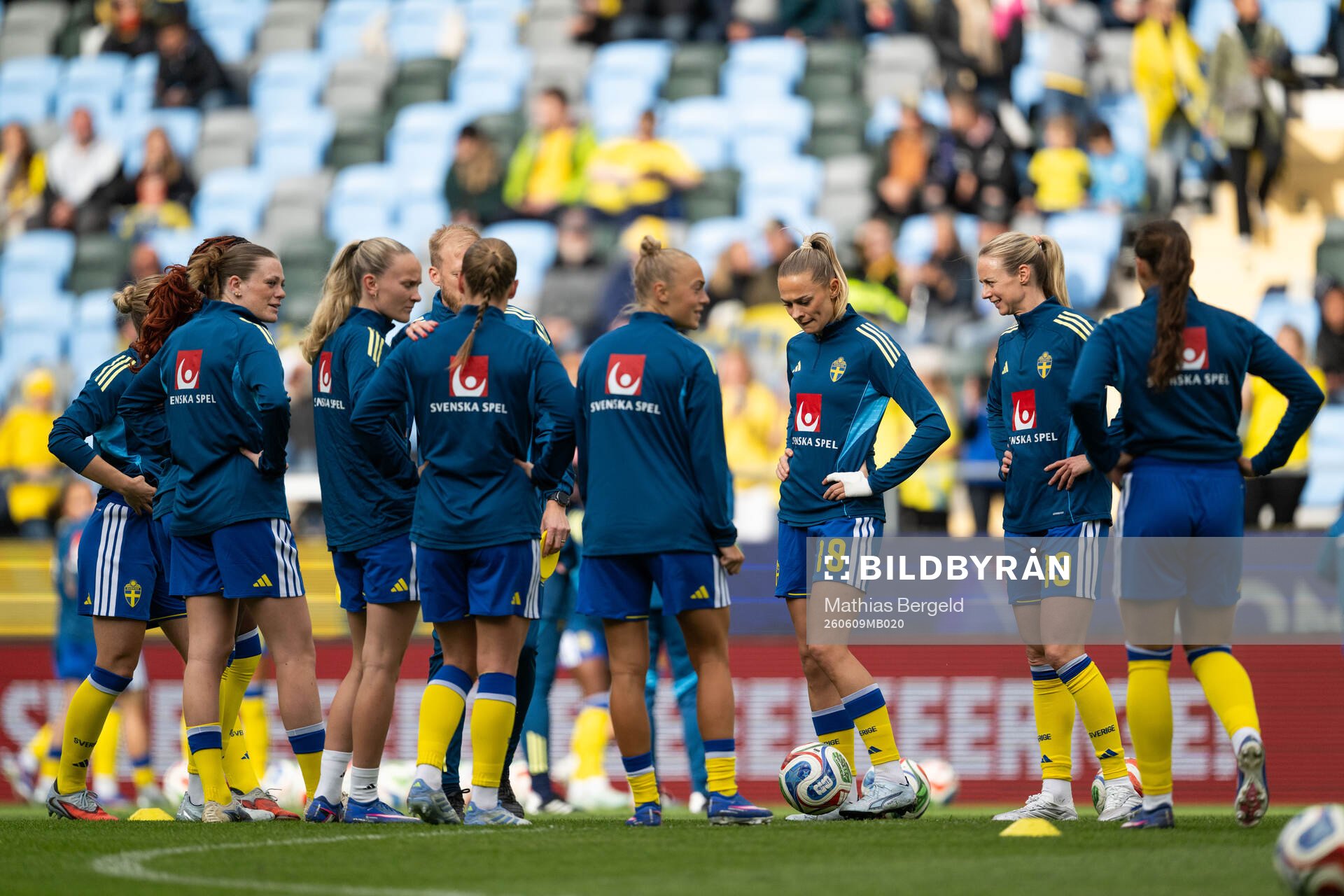 Fridolina Rolfö and Amanda Ilestedt of Sweden
