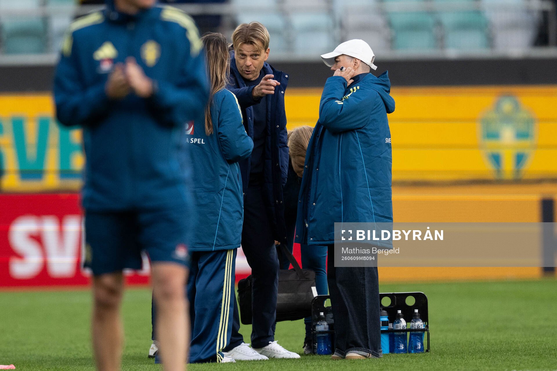 Kosovare Asllani, head coach Tony Gustavsson and Senior