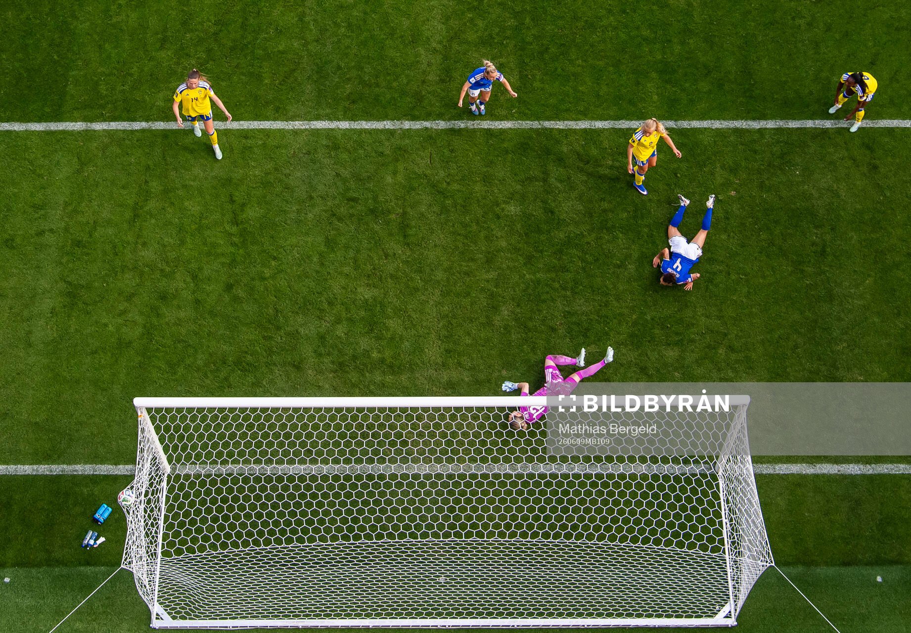Federica D'Auria of Italy scores 0-1 past Bella Andersson,