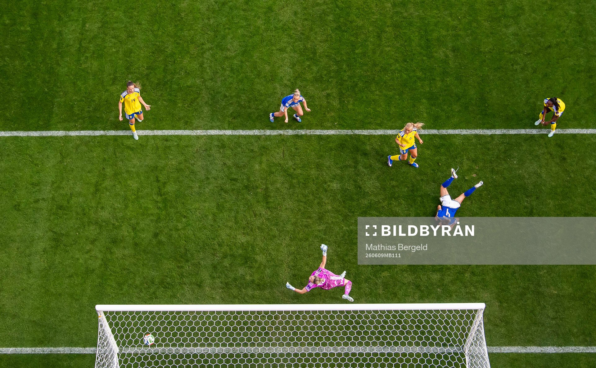Federica D'Auria of Italy scores 0-1 past Bella Andersson,