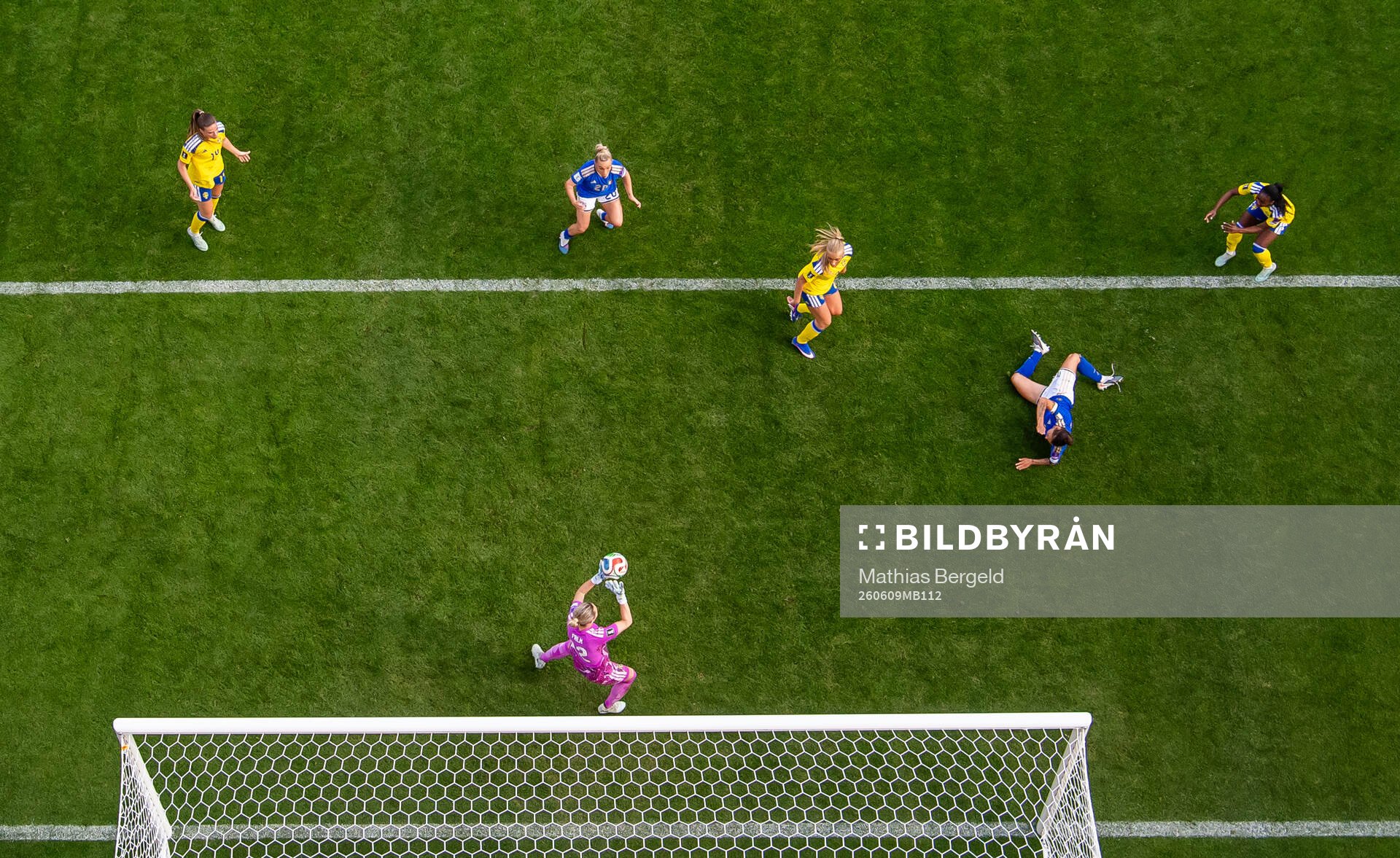 Federica D'Auria of Italy scores 0-1 past Bella Andersson,