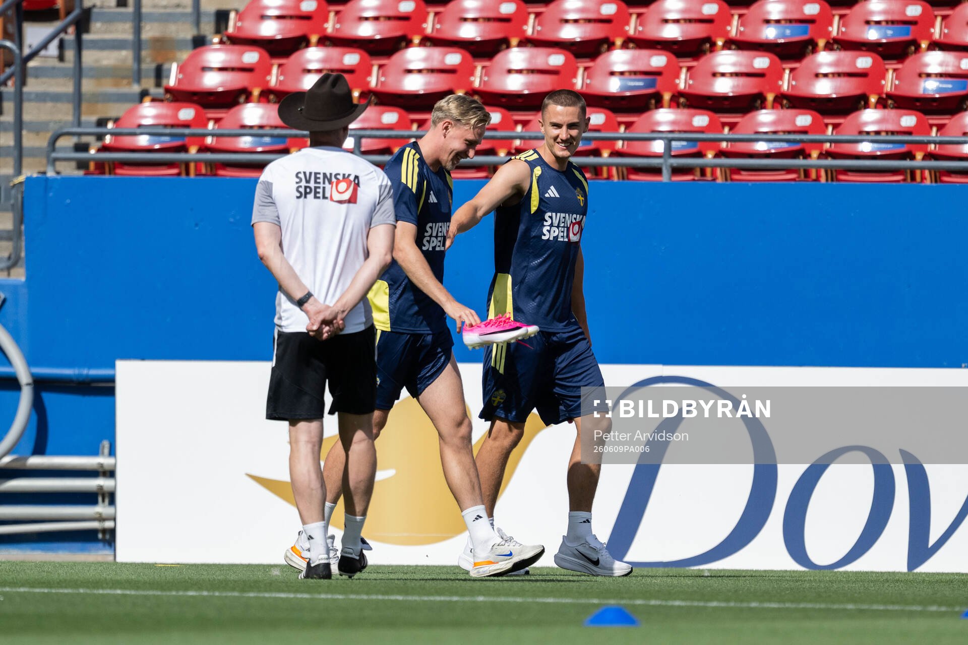 Head coach Graham Potter, Herman Johansson and Gustaf