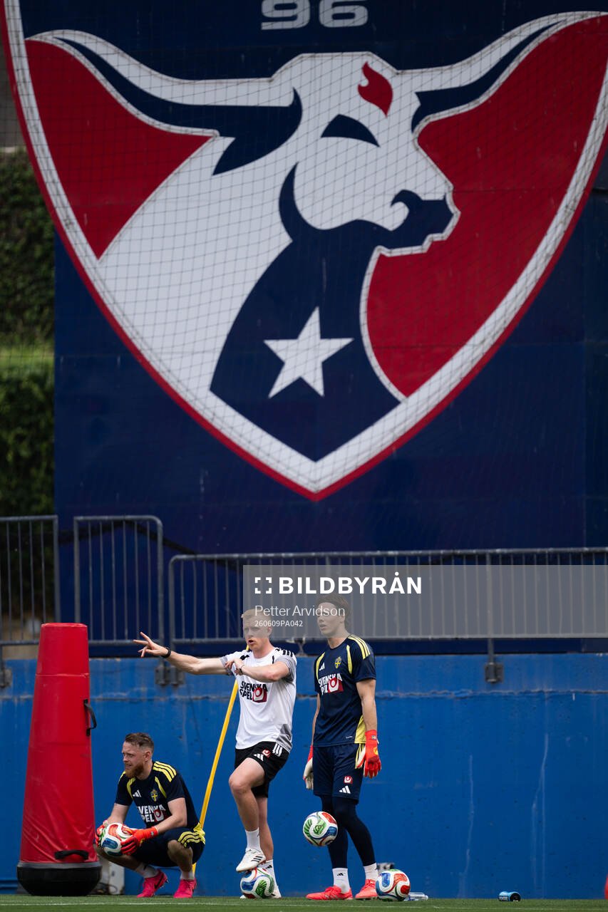 Goalkeeper Viktor Johansson, goalkeeper coach Linus