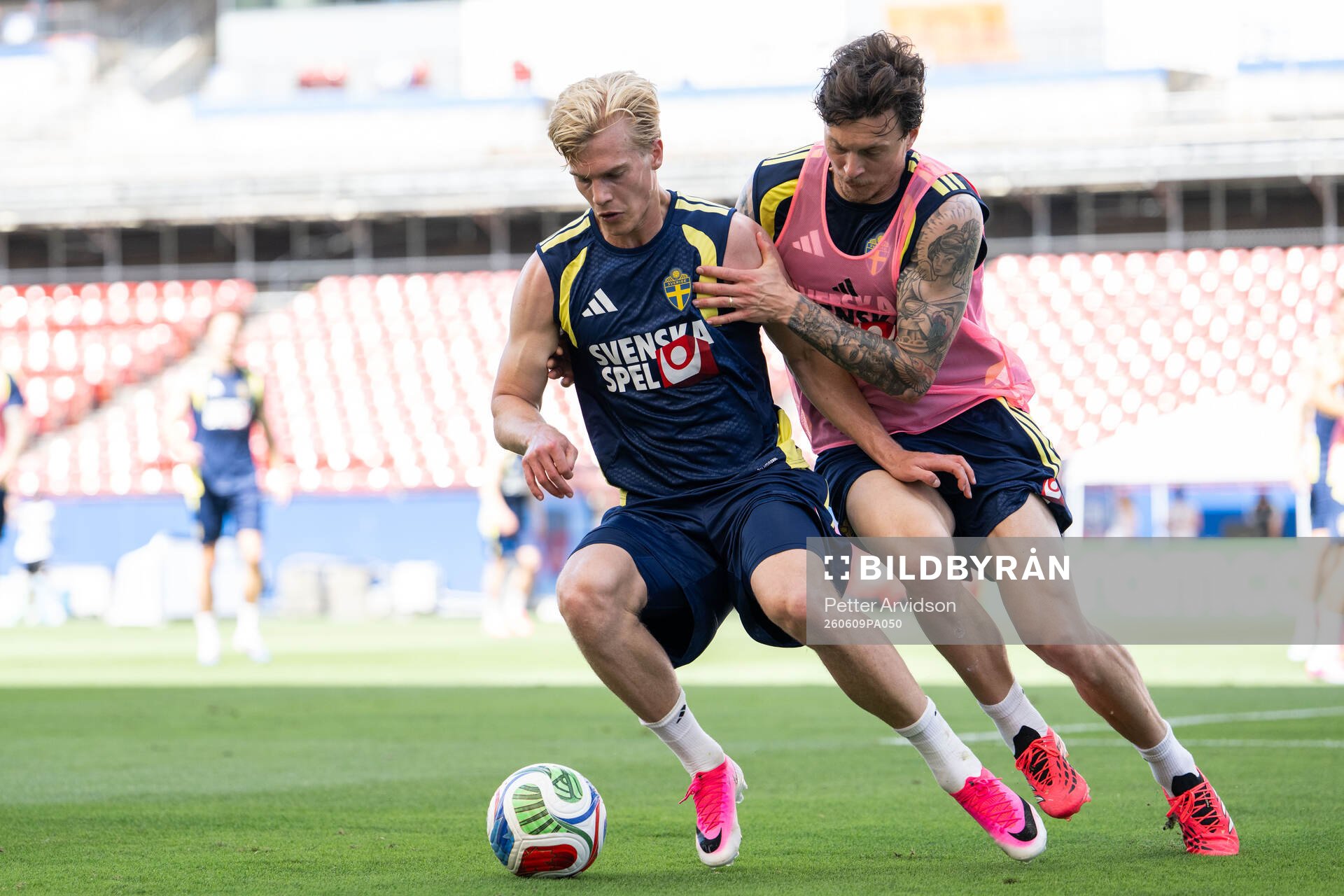 Lucas Bergvall and Victor Nilsson Lindelöf of the Swedish