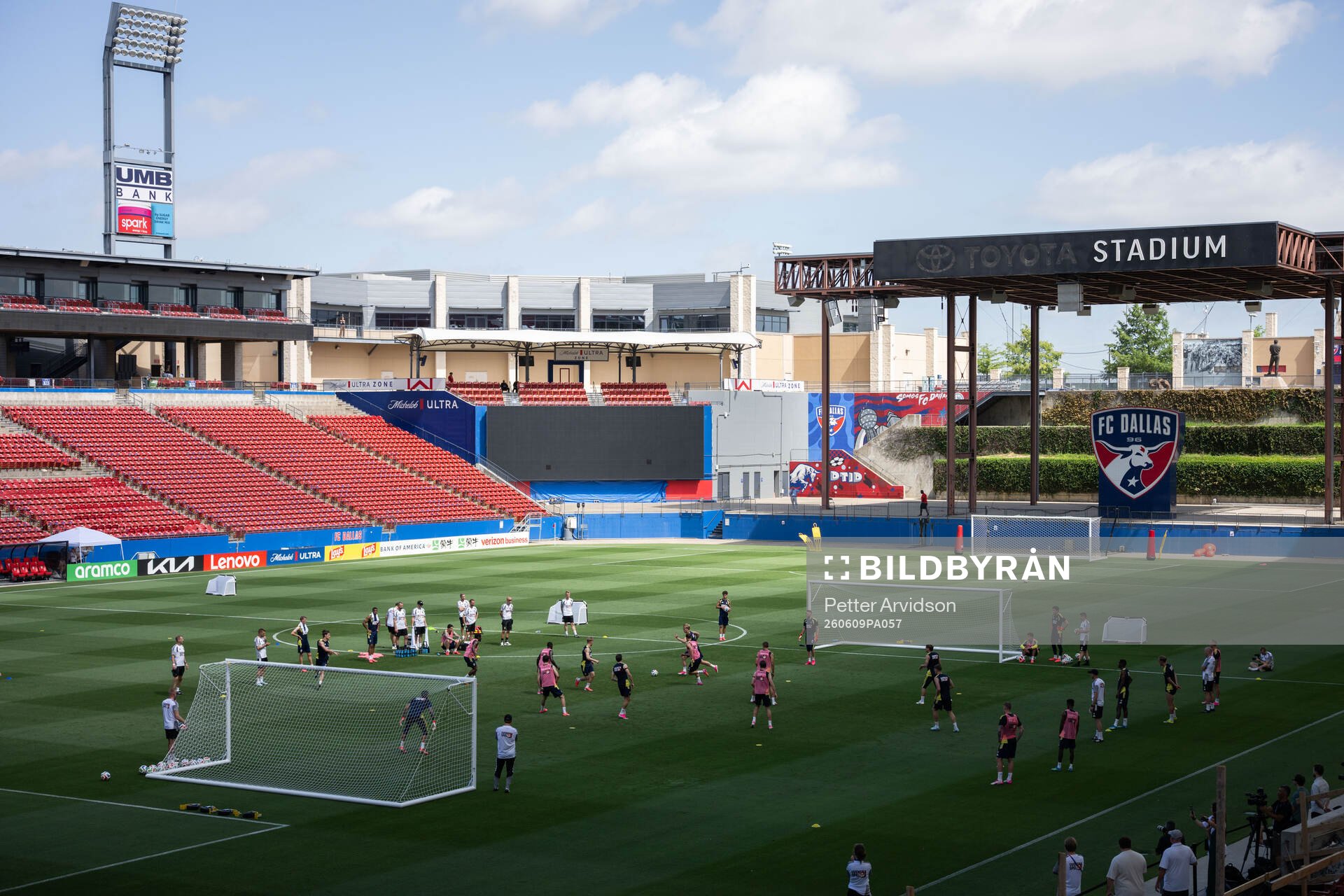 General view of a training session with Sweden
