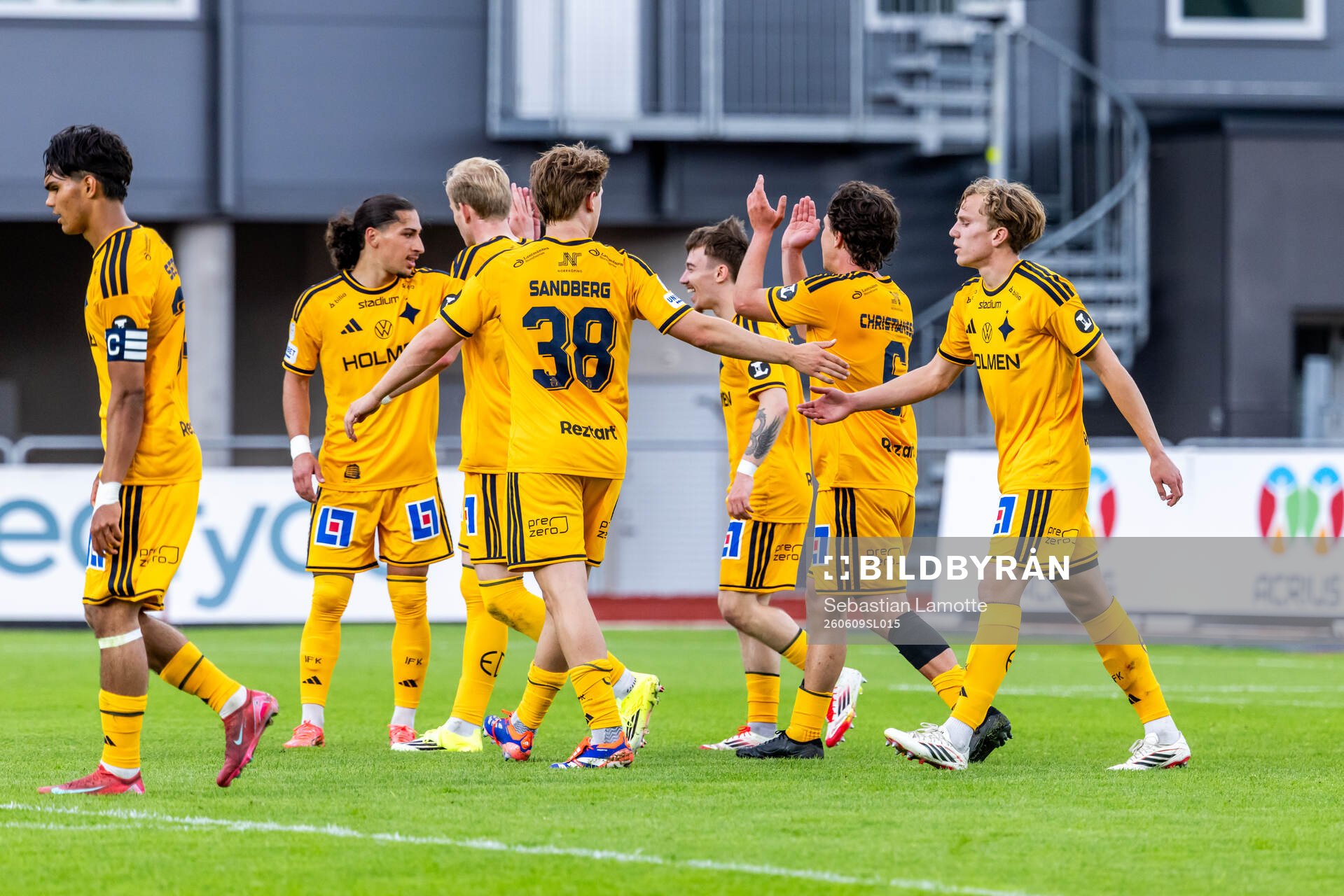 IFK Norrköpings Tim Prica har gjort 1-2 och jublar